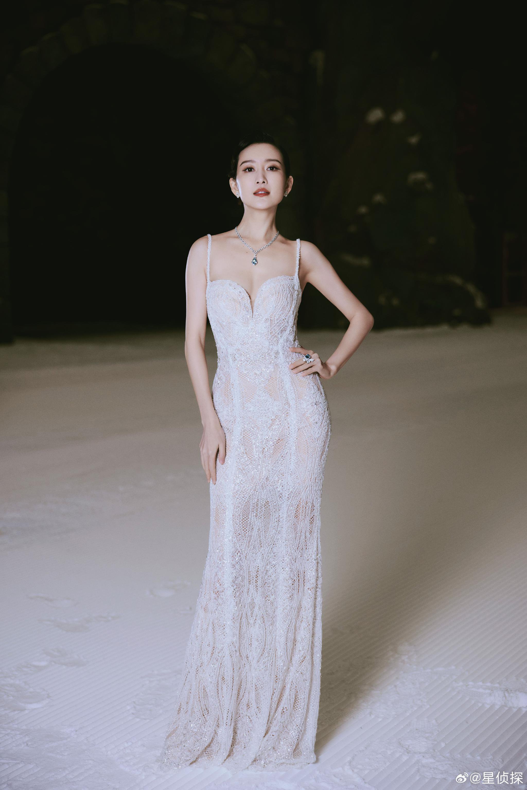 王鸥的冰雪女王造型在真雪地中绽放，这画面简直如梦如幻，太绝了！|王鸥|冰雪女王|如梦_新浪新闻