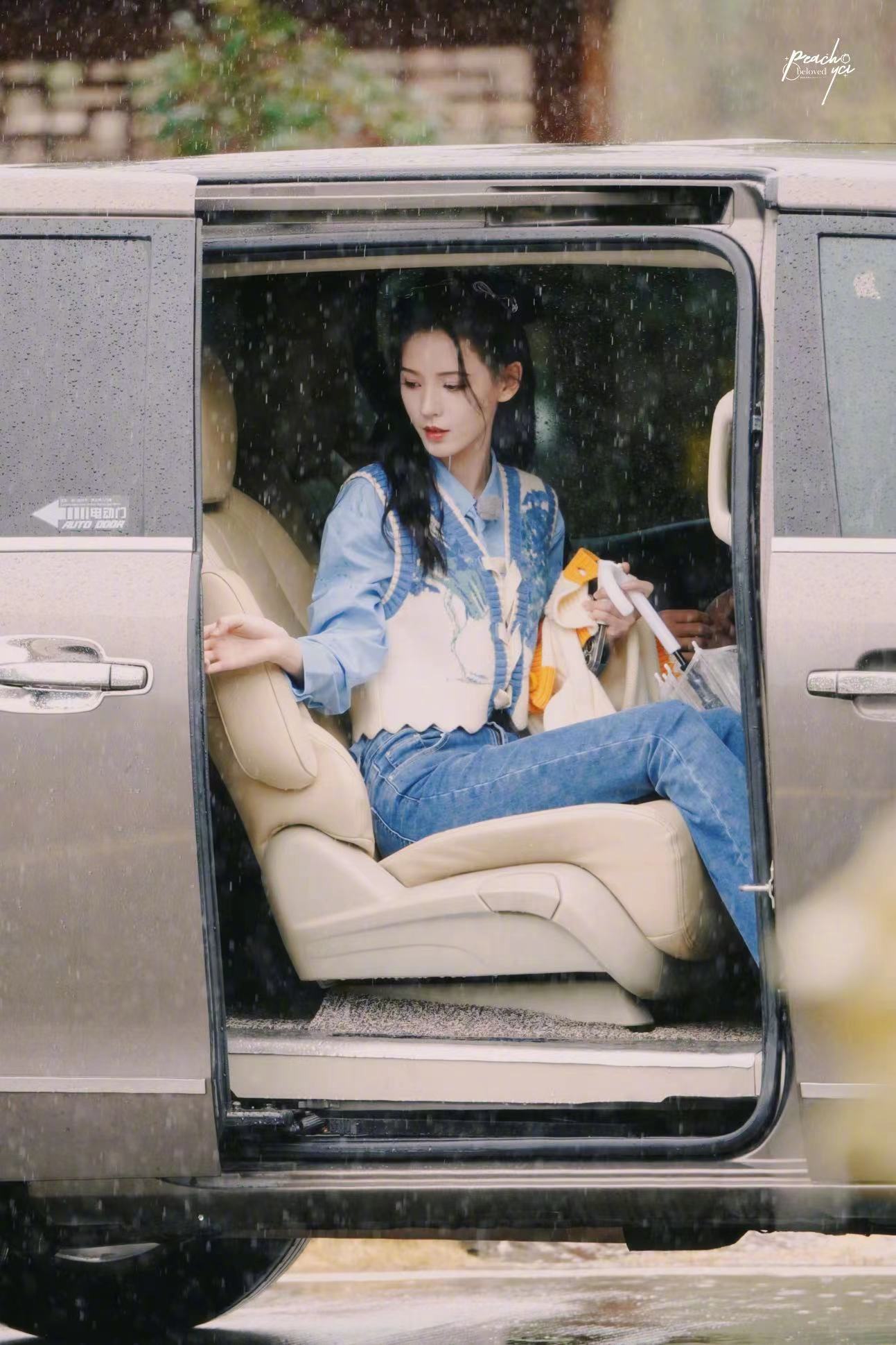 张予曦奔跑吧录制饭拍路透图, 蓝色系穿搭好清爽