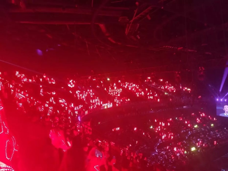 大赏盛典上再度归来,演唱歌曲,站到领奖台,台下万千粉丝高举红色灯牌