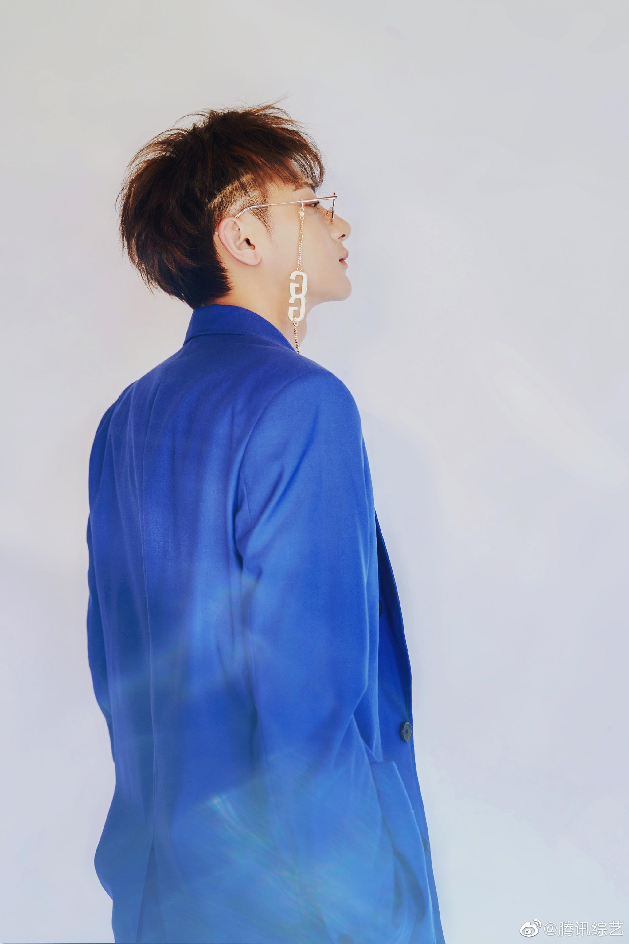 韬教练ykybtao黄子韬创造营2020宝石蓝西装高贵优雅