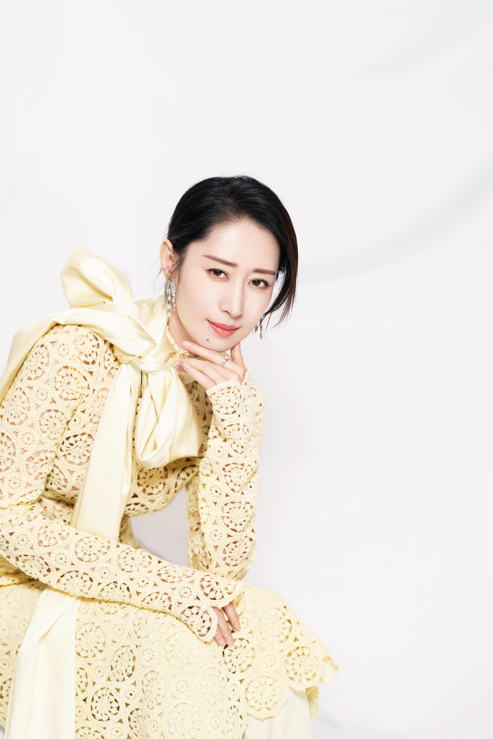 知名女演员@刘敏涛93 身穿巴黎时装周秀款黄色镂空礼服长裙