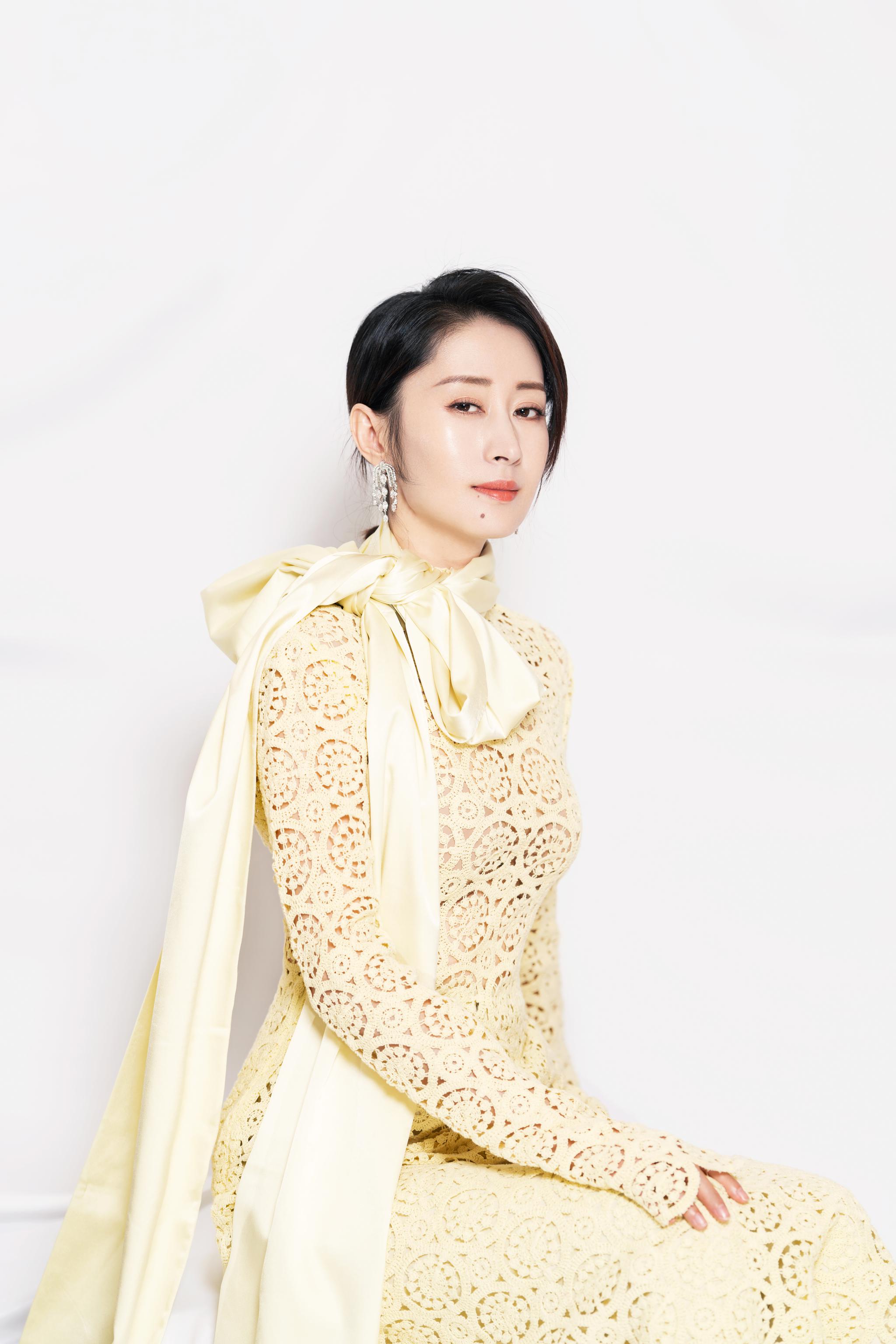 知名女演员@刘敏涛93 身穿巴黎时装周秀款黄色镂空礼服长裙