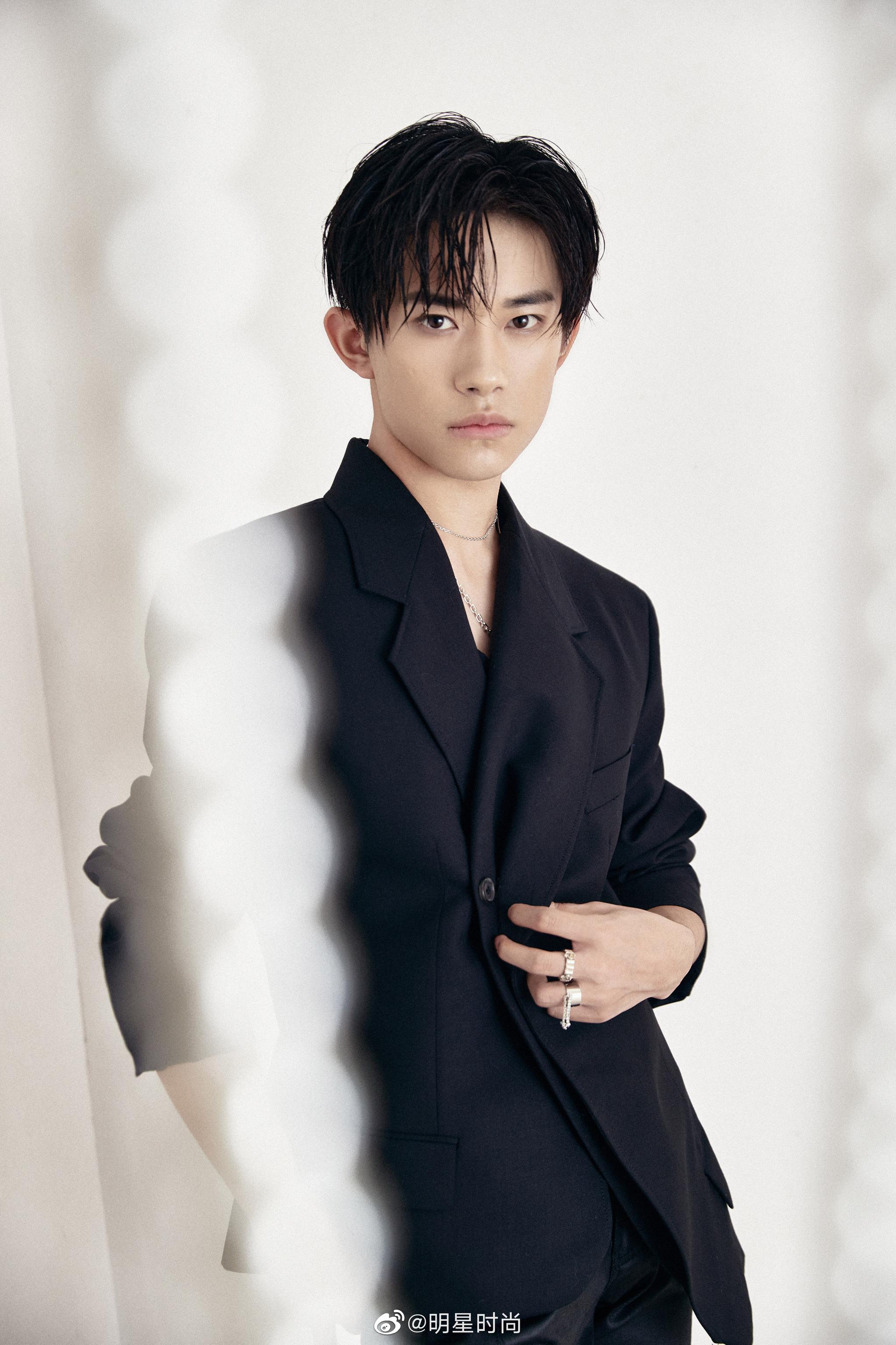 易烊千玺最新造型,纯黑色西装精致利落,同色内搭尽显不羁