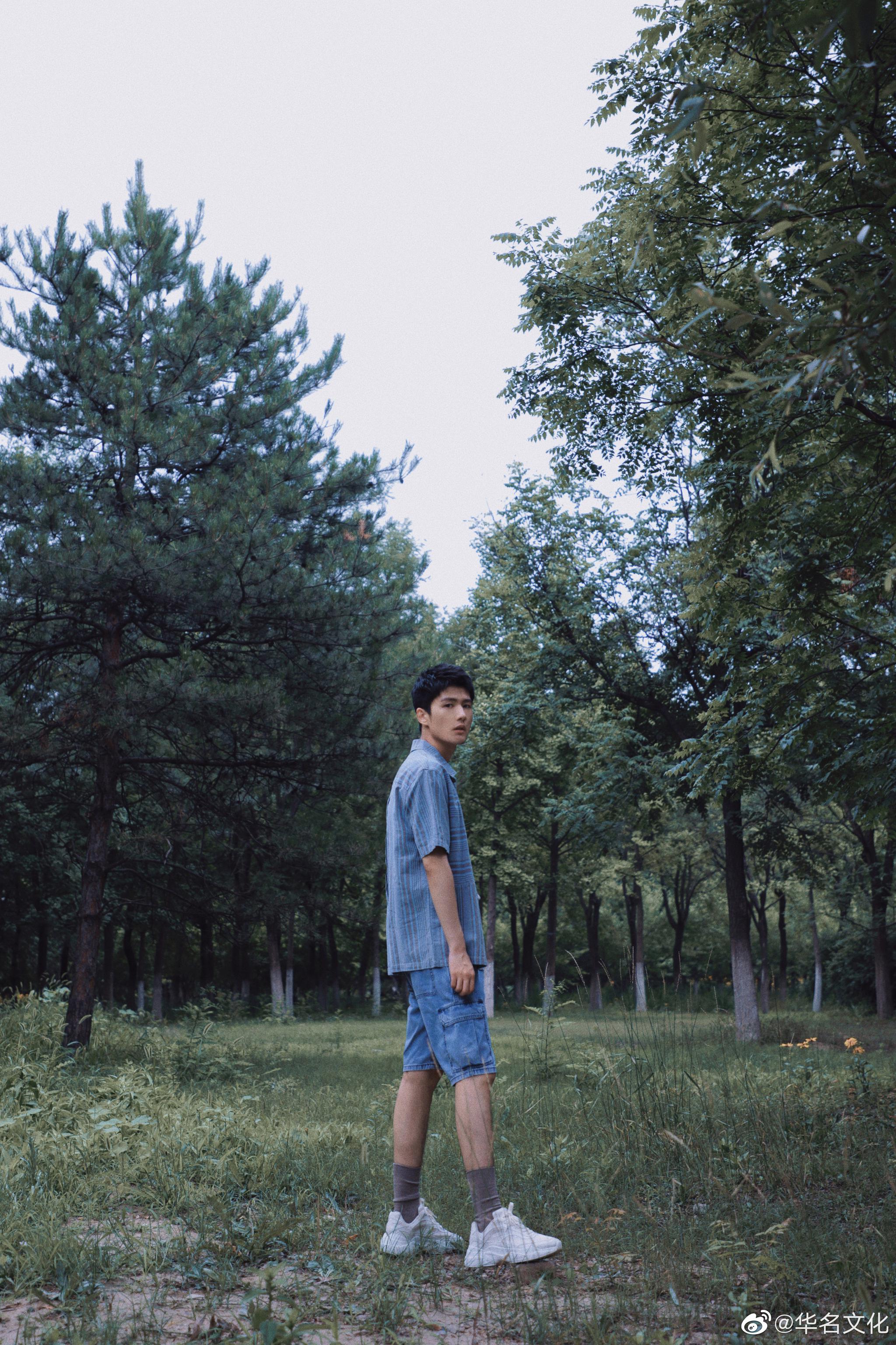 演员 王广源 × 夏日森林物语 炎炎夏日午后 森林幽深静谧 少年不