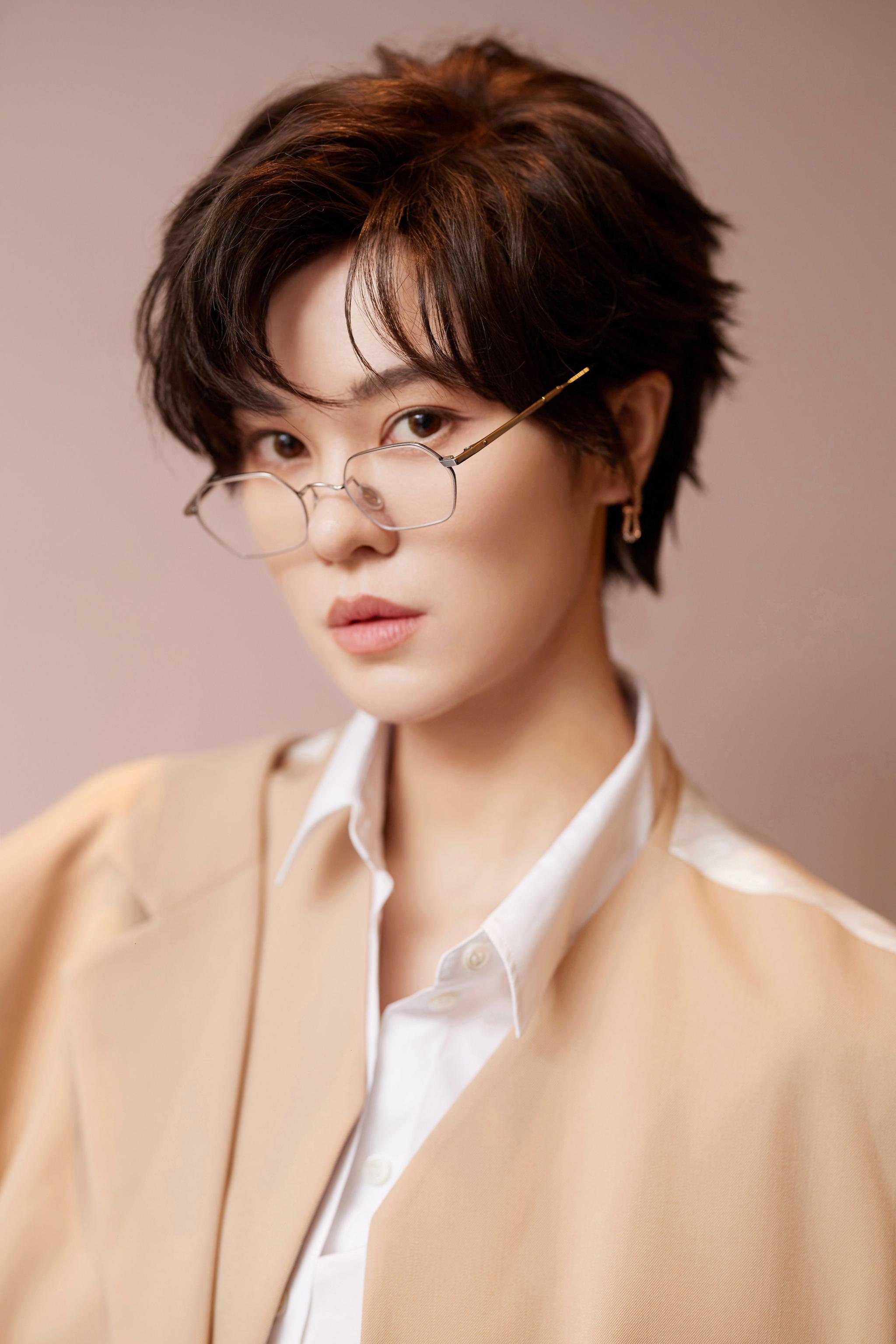 郁可唯好适合短发眼镜的组合搭配,斯文雅痞的样子太帅了吧