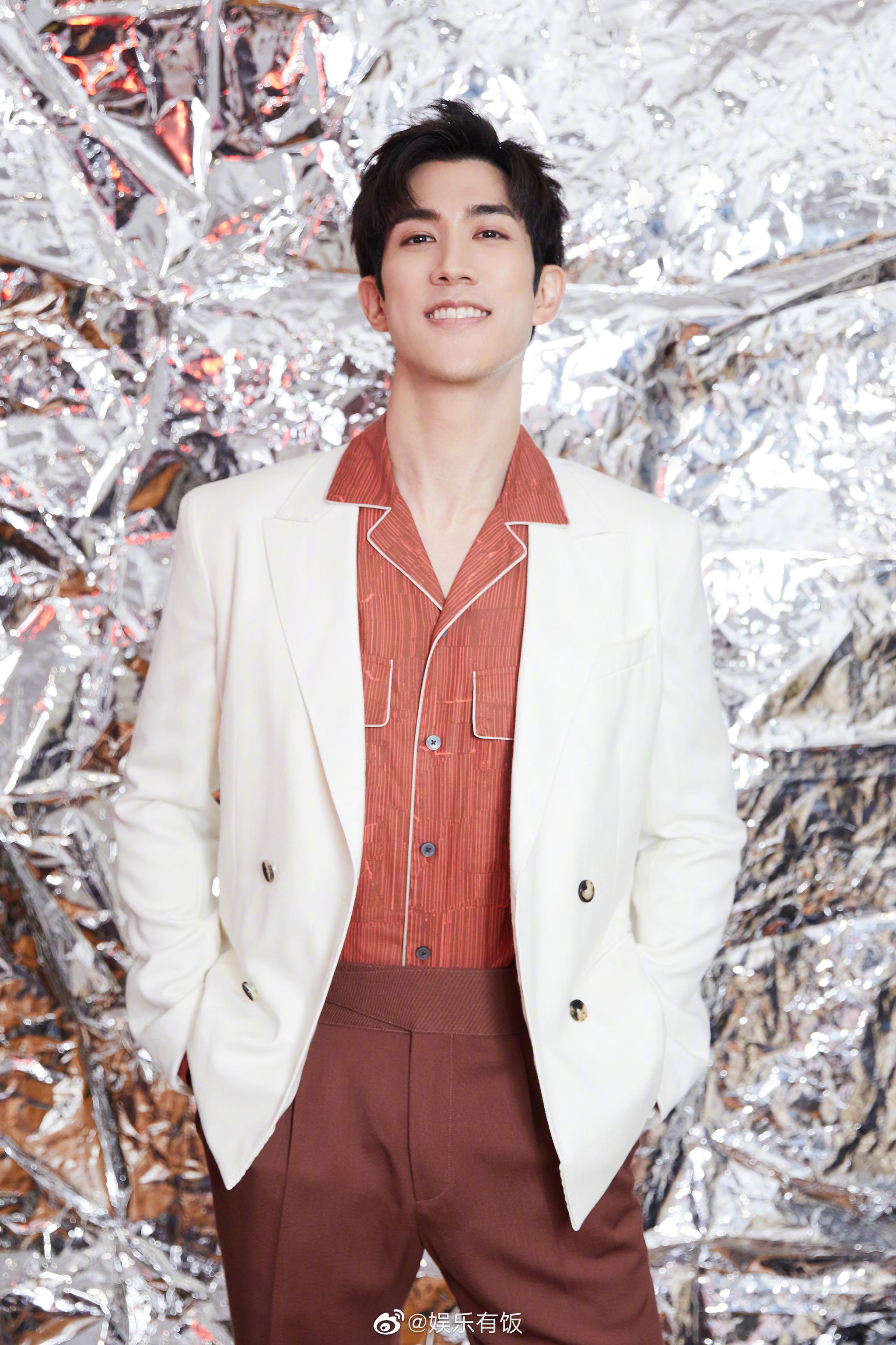李治廷央视七夕晚会造型,白色西装look搭配橘红衬衫