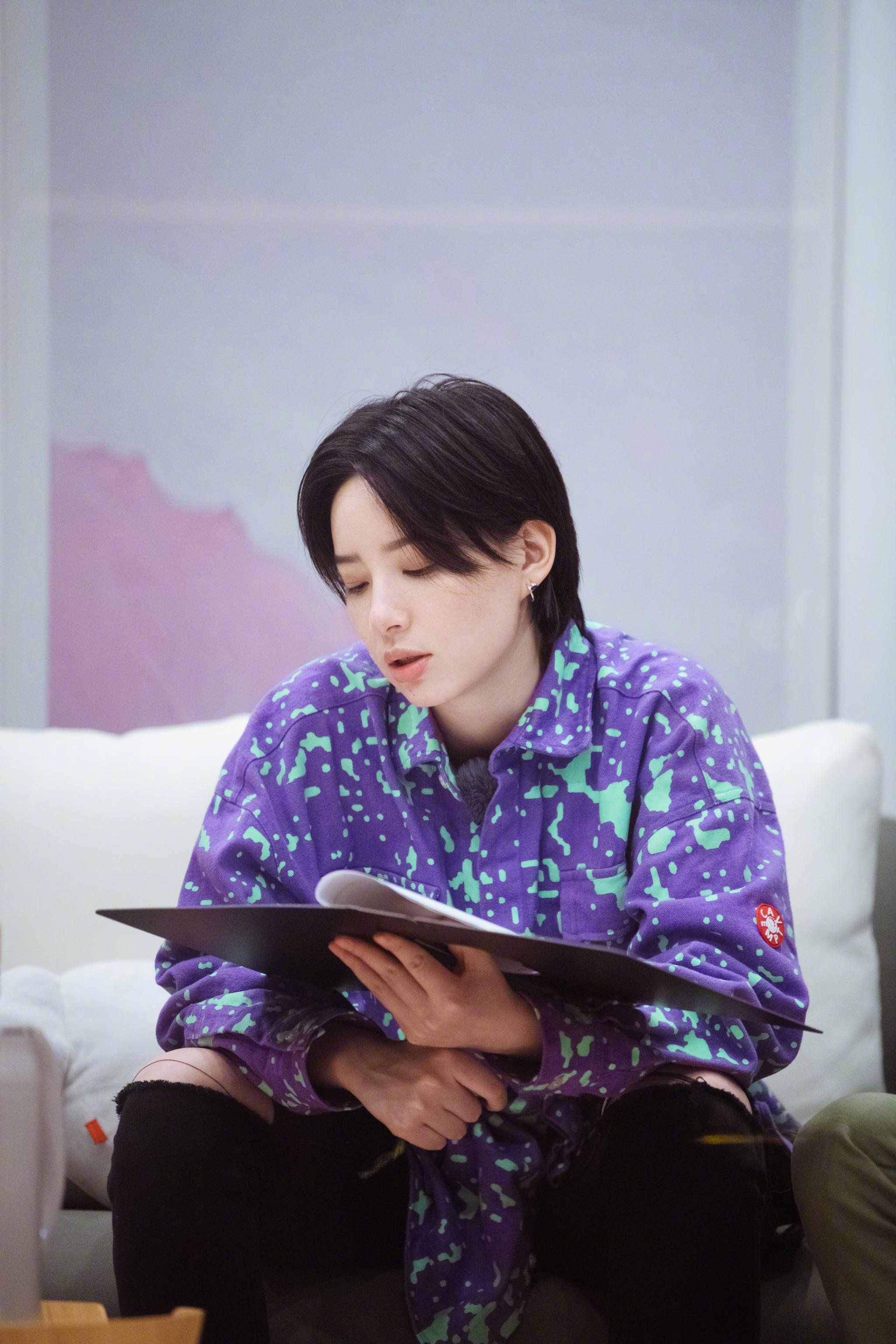 短发又酷又飒,花衬衫重温夏日热情,@李斯丹妮 抱着尤克里里……|芒果