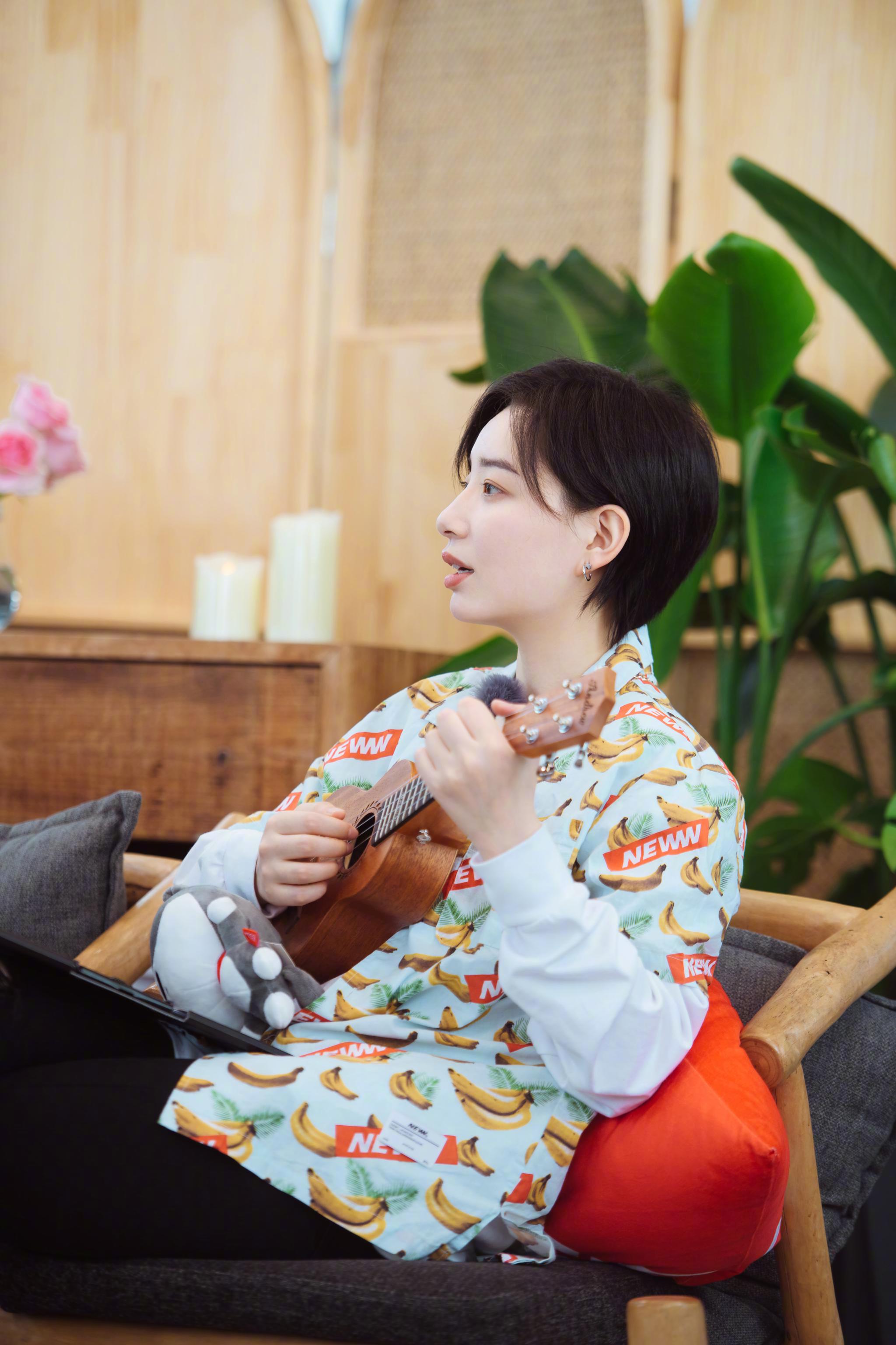 短发又酷又飒,花衬衫重温夏日热情,@李斯丹妮 抱着尤克里里……|芒果