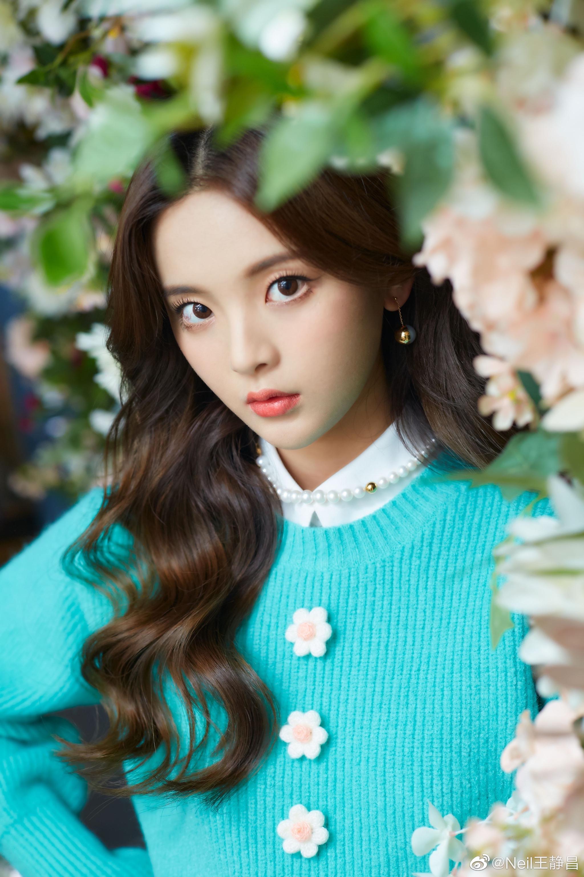 天蓝色毛衣点缀花朵杨超越一组清新甜美的照片