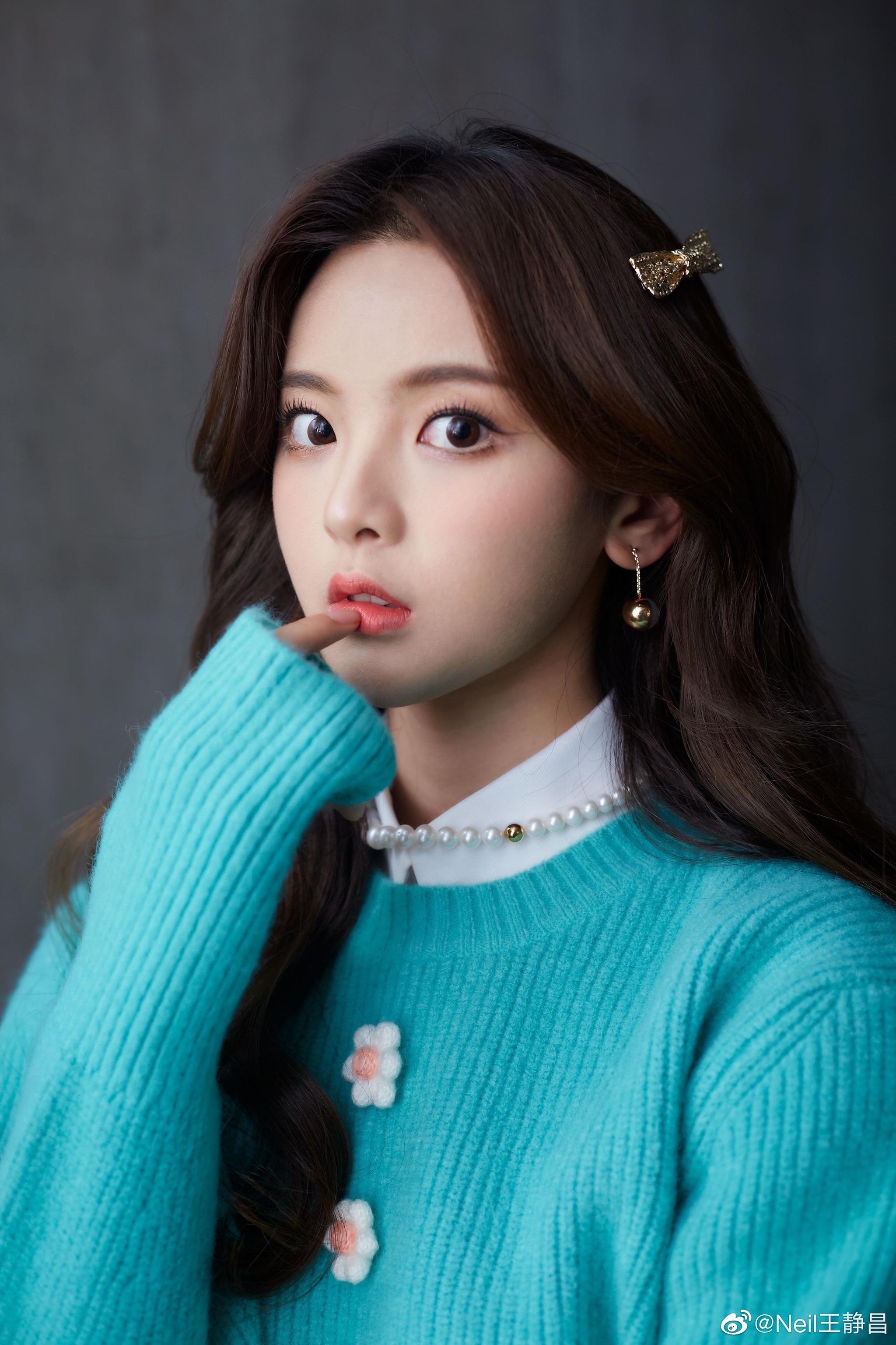 天蓝色毛衣点缀花朵杨超越一组清新甜美的照片