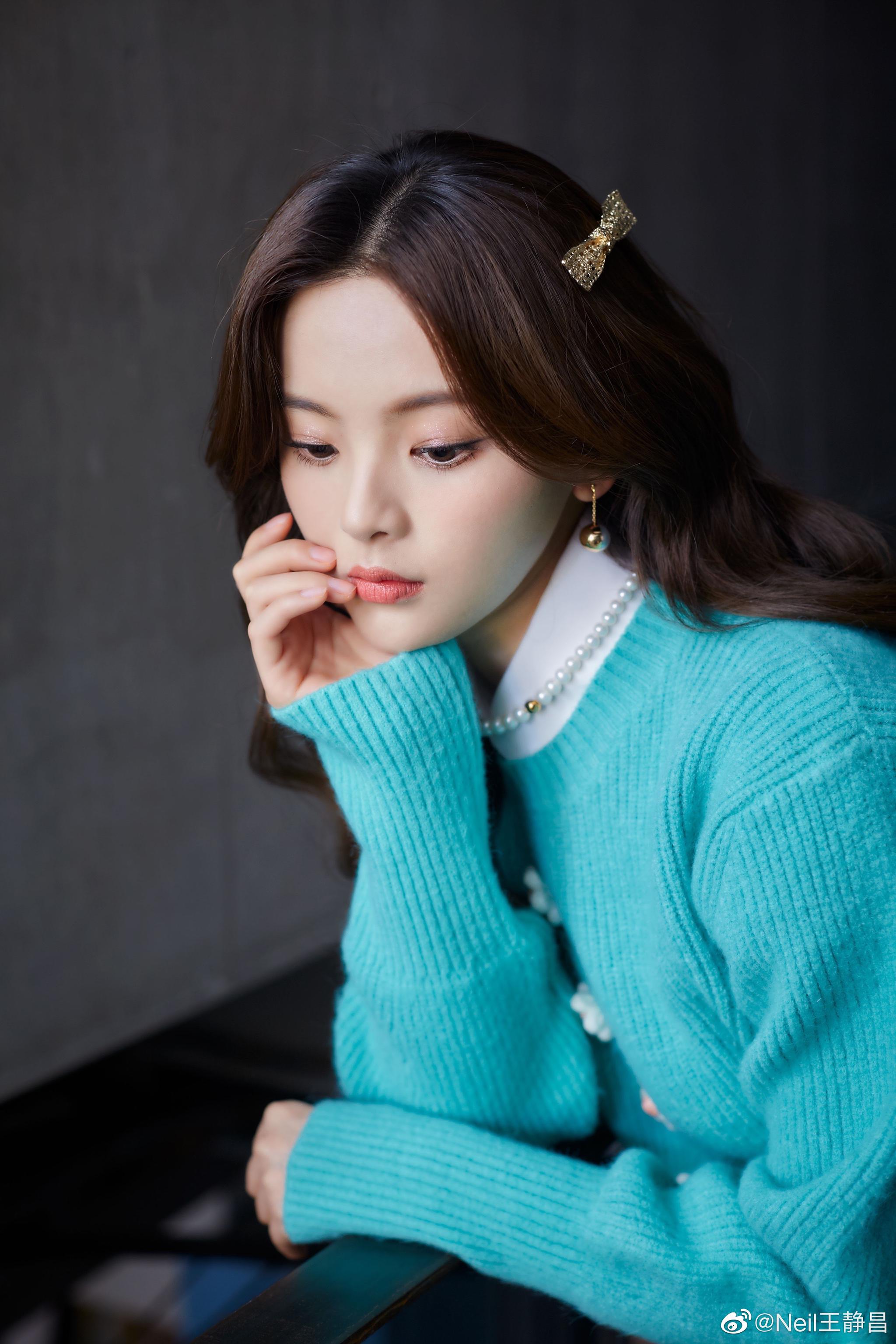 天蓝色毛衣点缀花朵杨超越一组清新甜美的照片