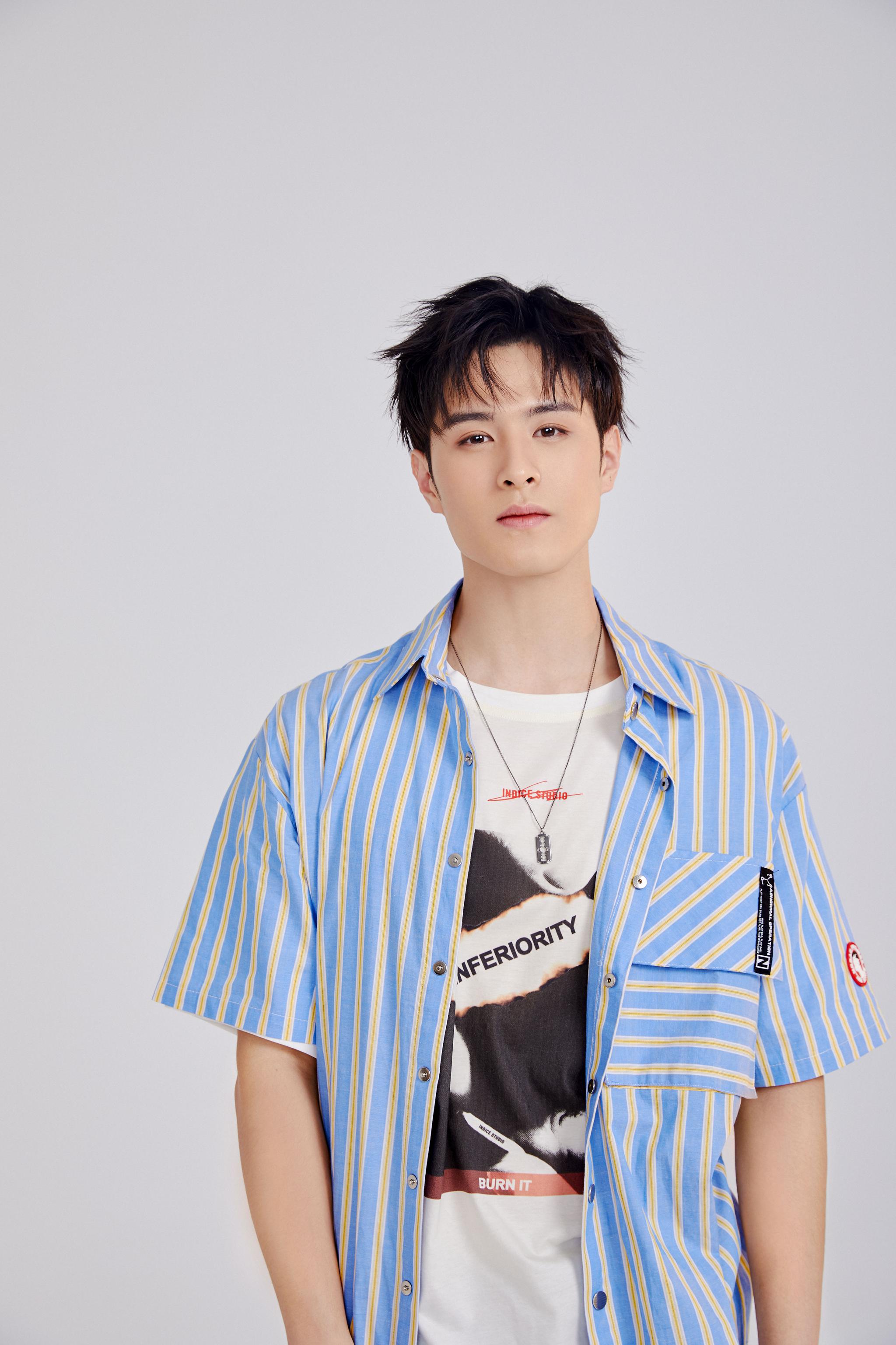 一组温暖写真大片释出镜头中演员牛牛牛子藩身着条纹衬衫