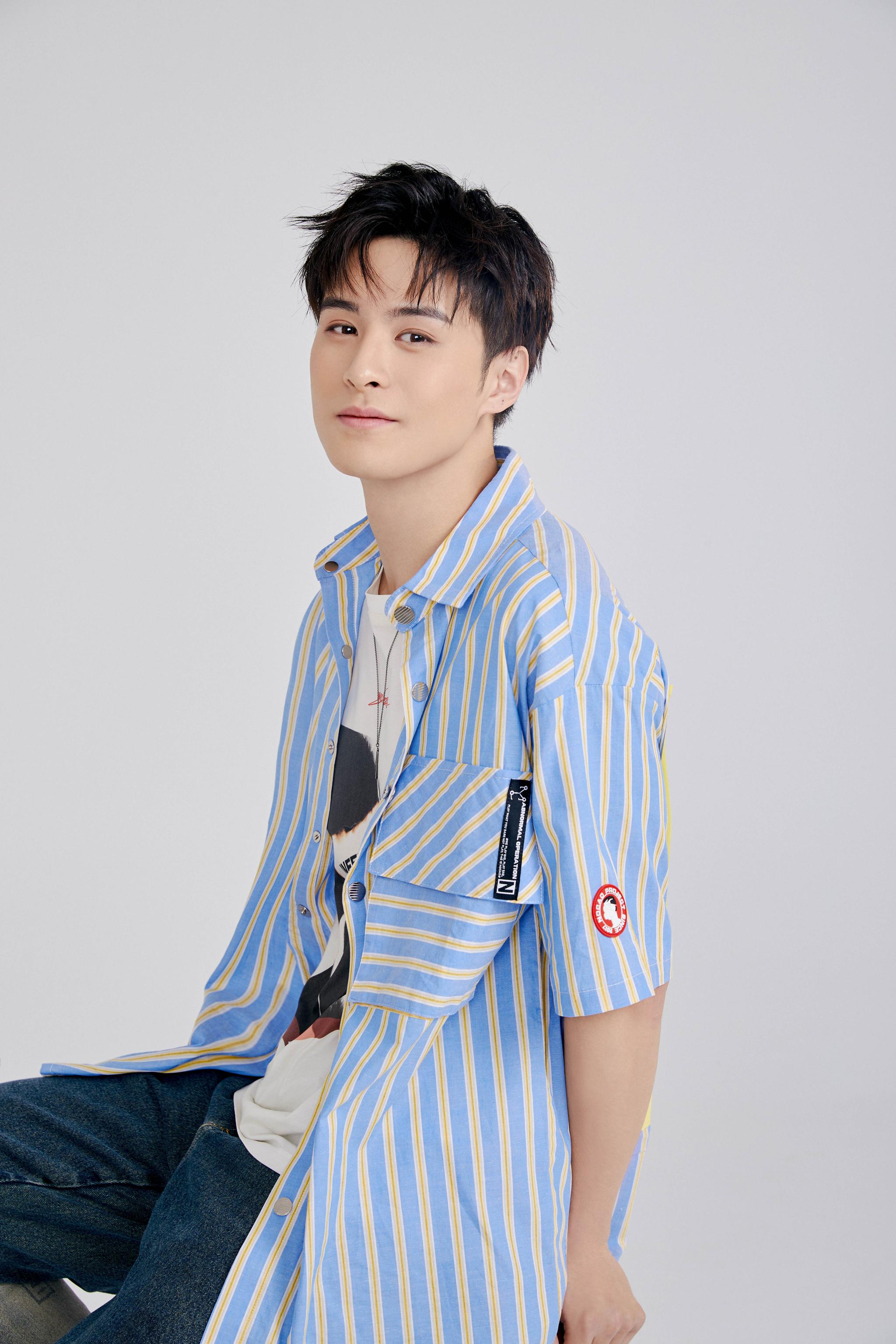 一组温暖写真大片释出镜头中演员牛牛牛子藩身着条纹衬衫