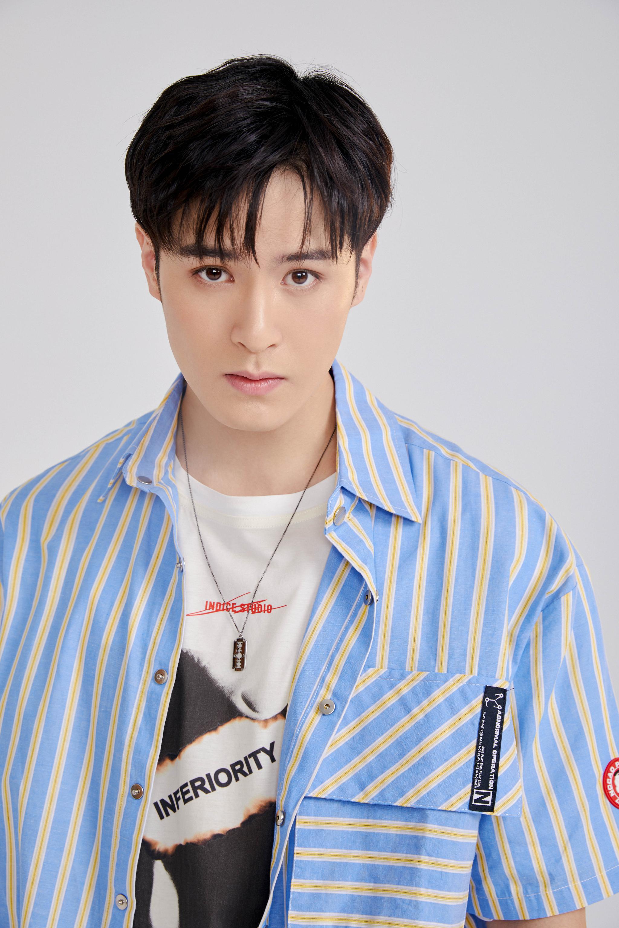 一组温暖写真大片释出镜头中演员牛牛牛子藩身着条纹衬衫