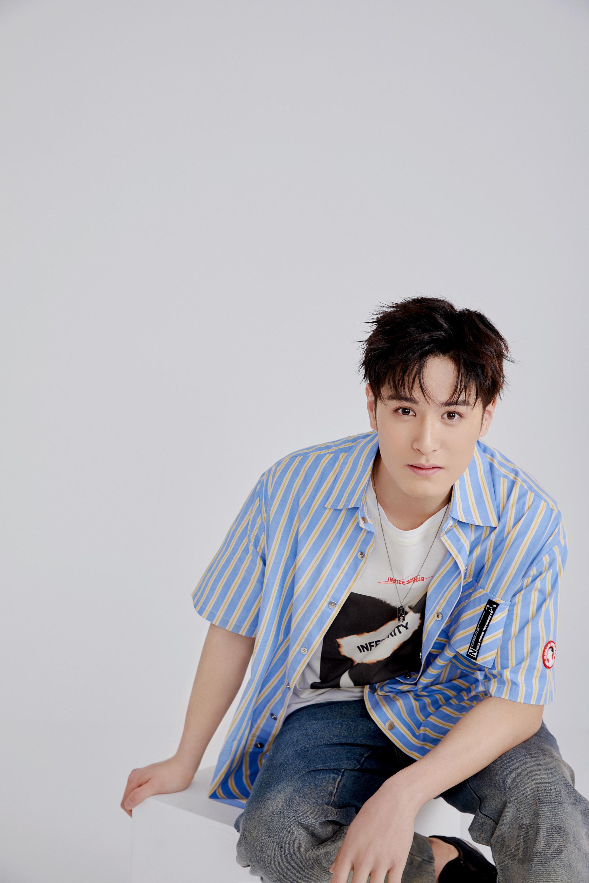 一组温暖写真大片释出镜头中演员牛牛牛子藩身着条纹衬衫