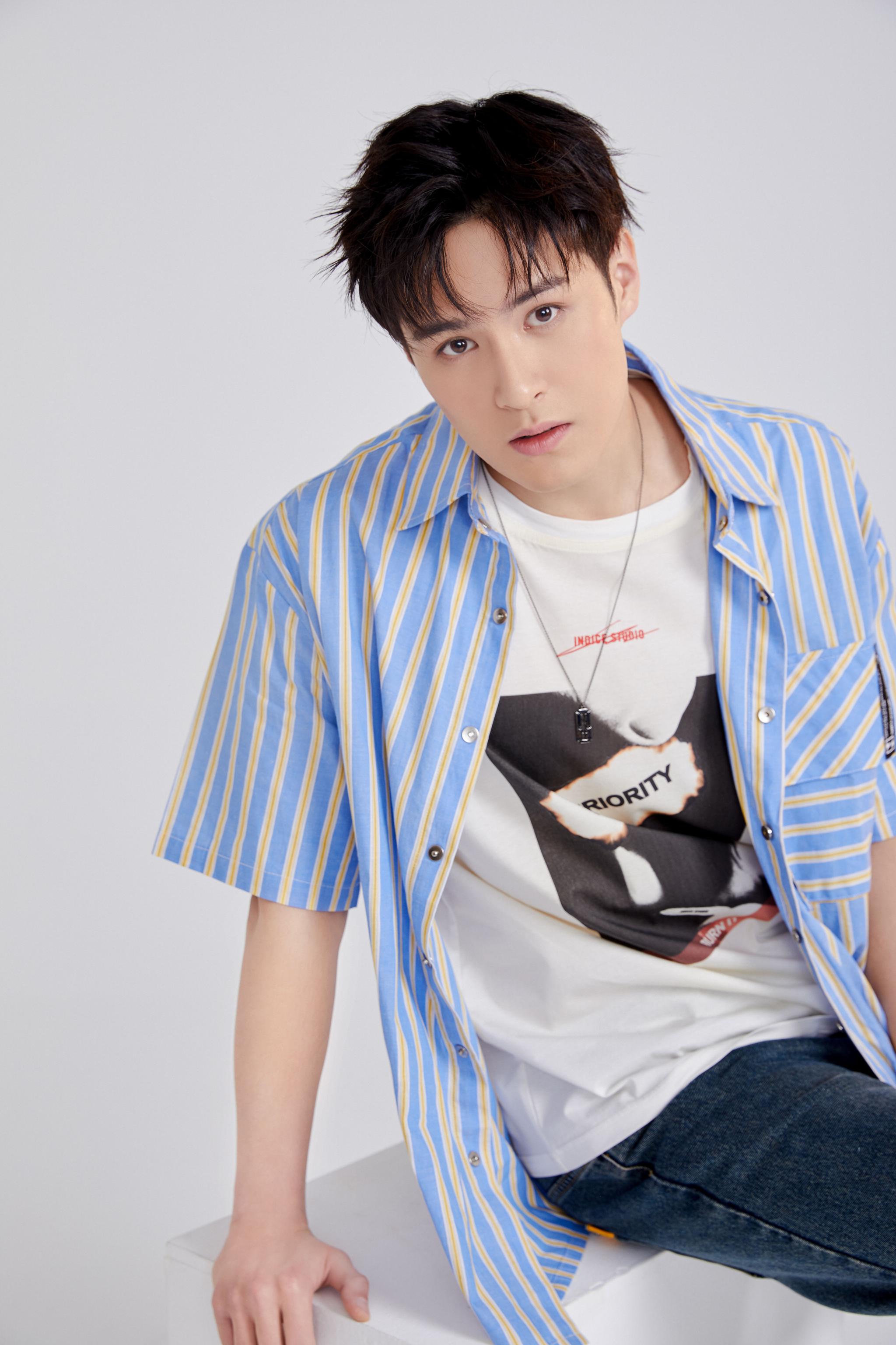 一组温暖写真大片释出镜头中演员牛牛牛子藩身着条纹衬衫