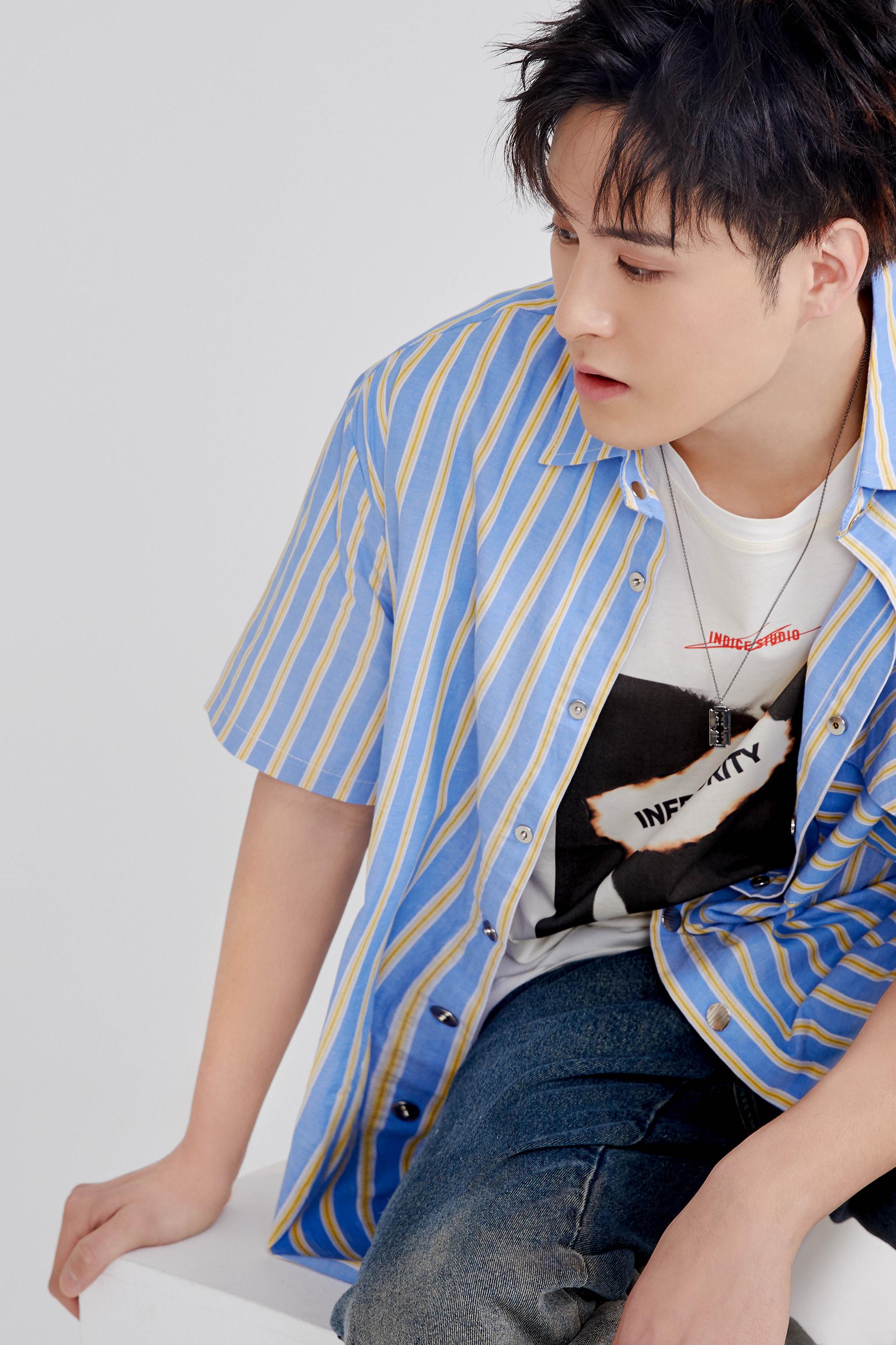 一组温暖写真大片释出镜头中演员牛牛牛子藩身着条纹衬衫