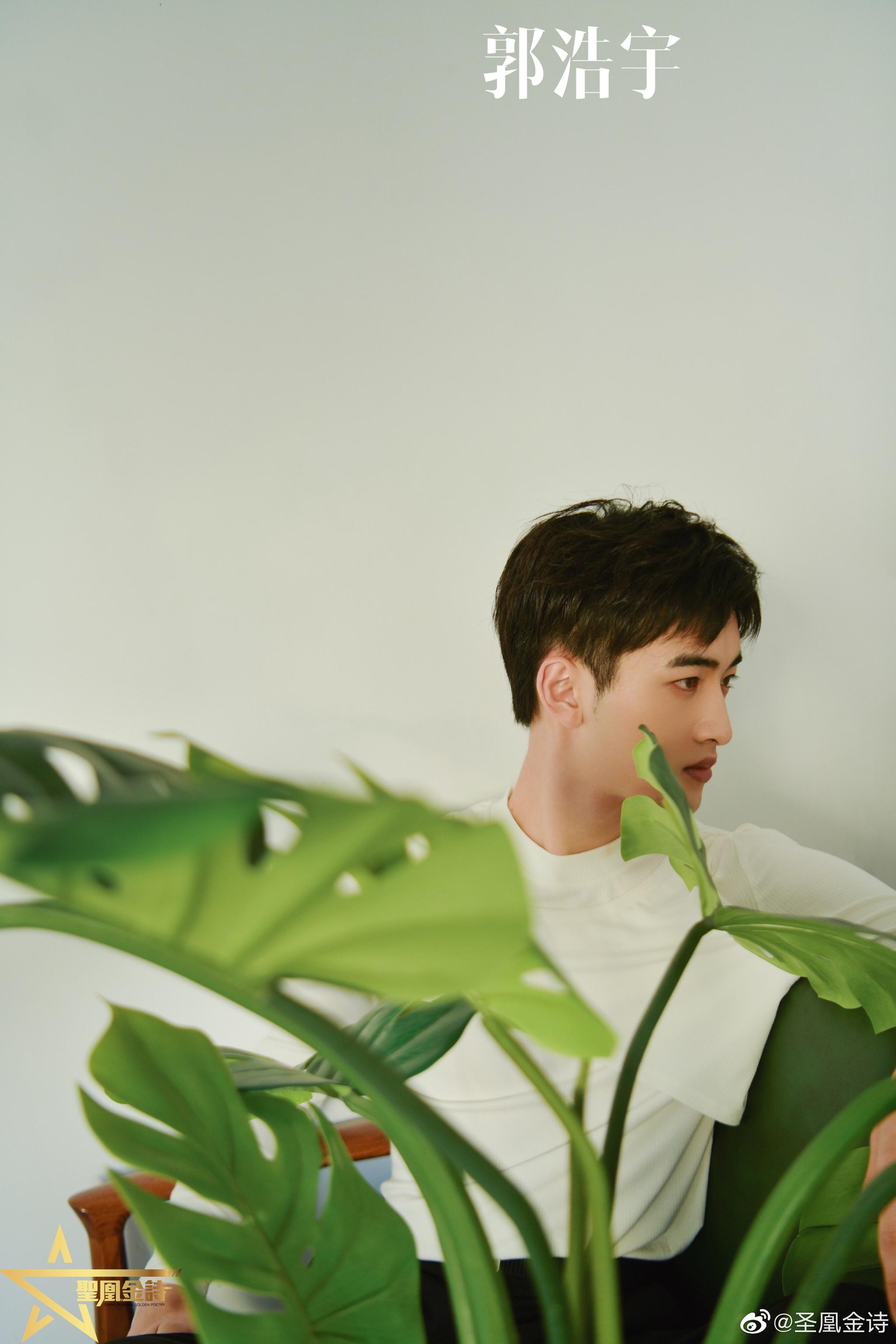 白衣少年 追光男孩 摄影师__财经头条