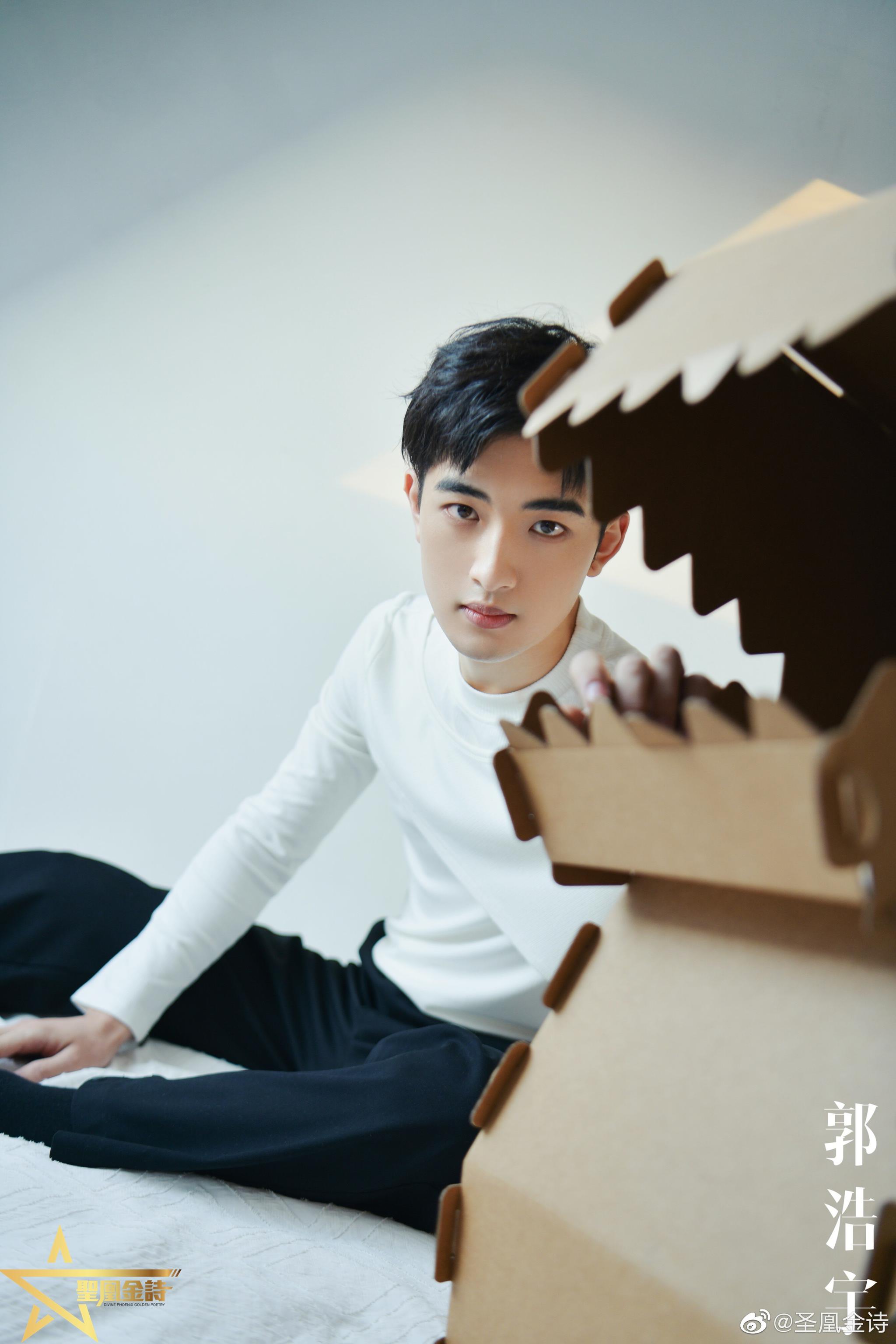 白衣少年 追光男孩 摄影师__财经头条