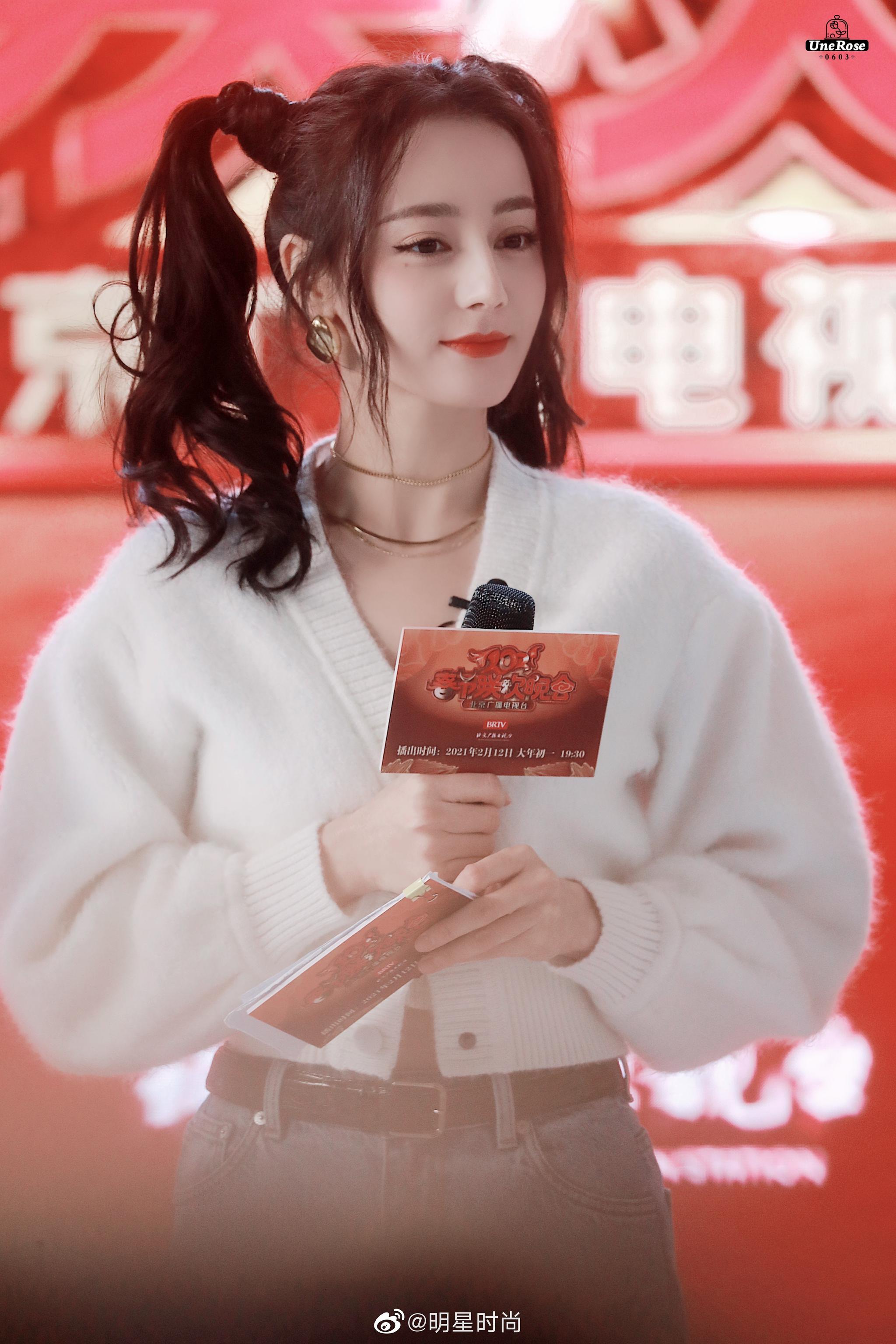 迪丽热巴亮相北京春晚发布会现场