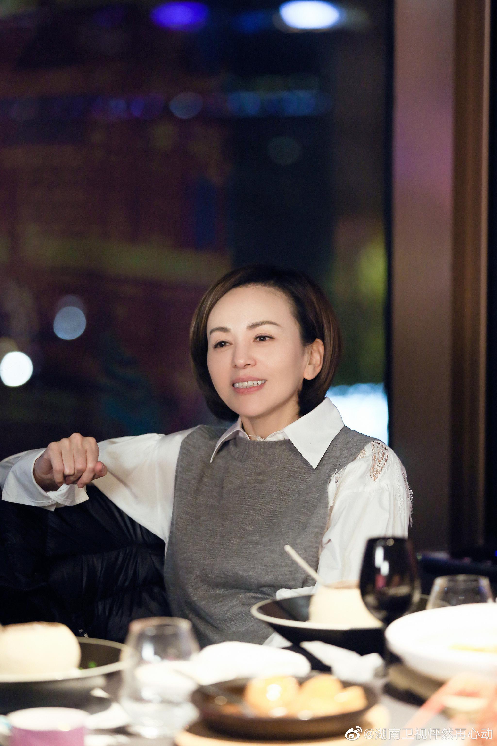 白与灰的碰撞 给@演员王琳 的笑容 镀上了一层温柔的光