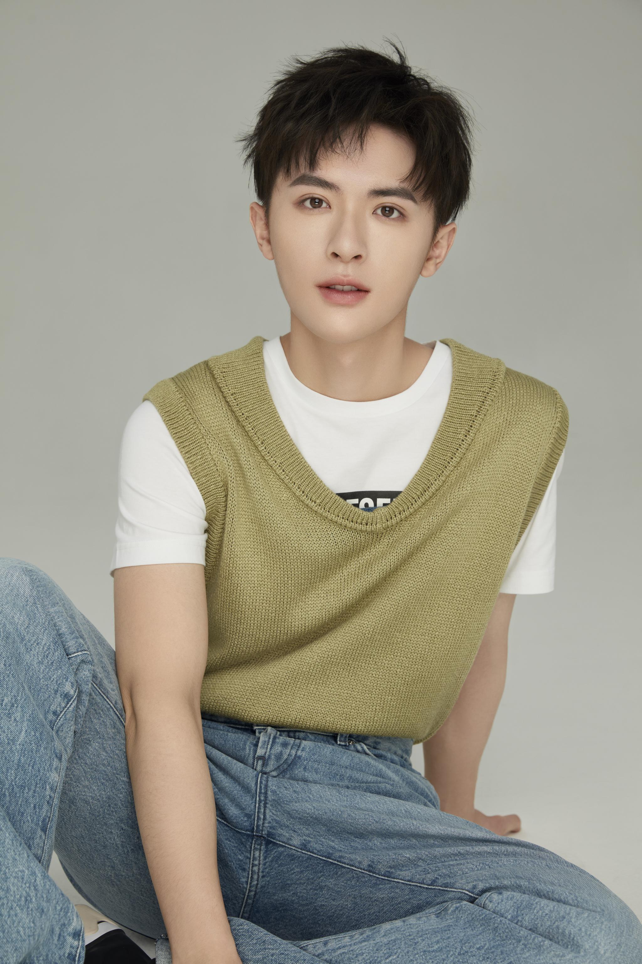 欢娱影视演员@张逸杰 最新少年感写真大片发布