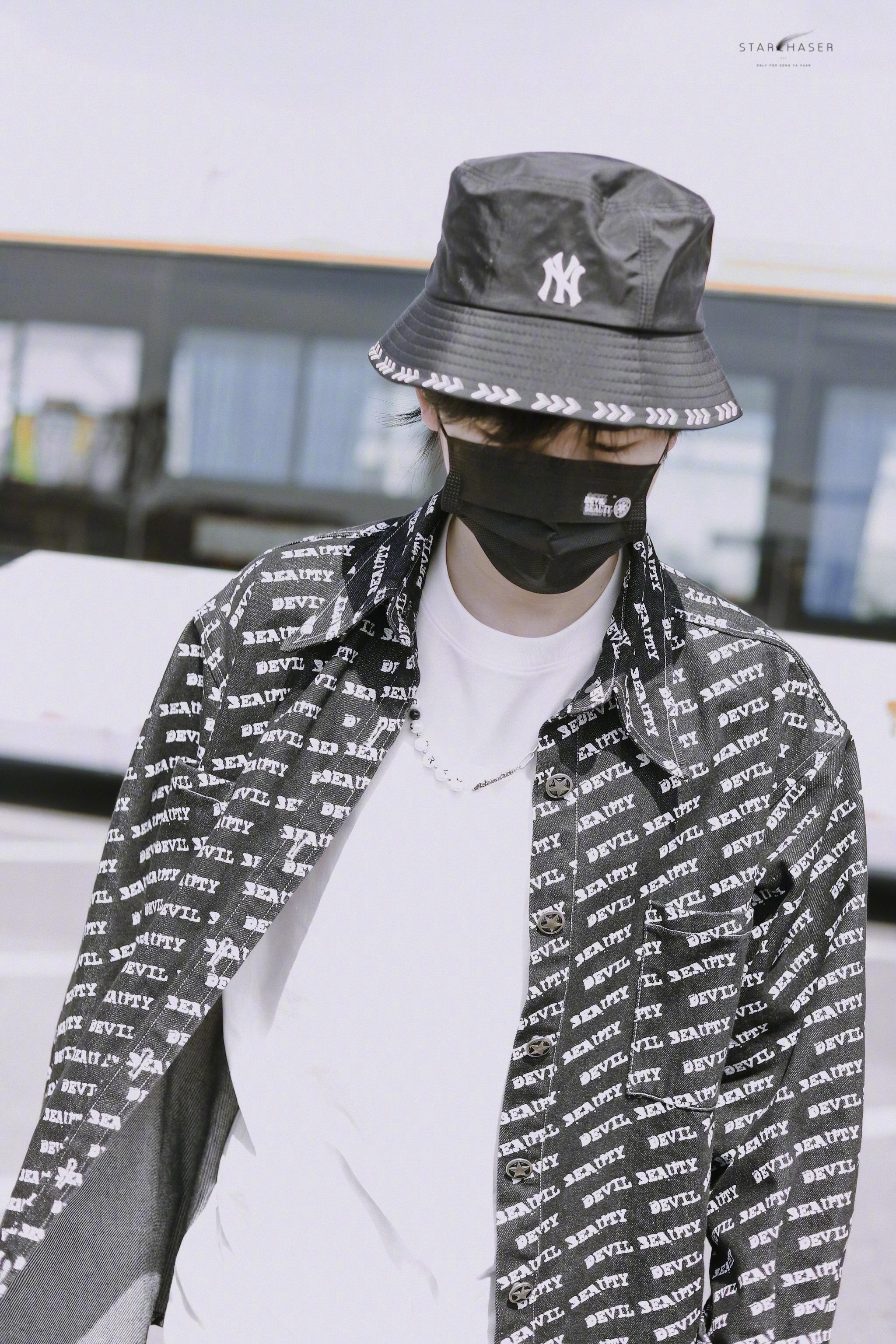 宋亚轩综艺录制上班,头身比真的好绝,机场都能走出秀场的感觉