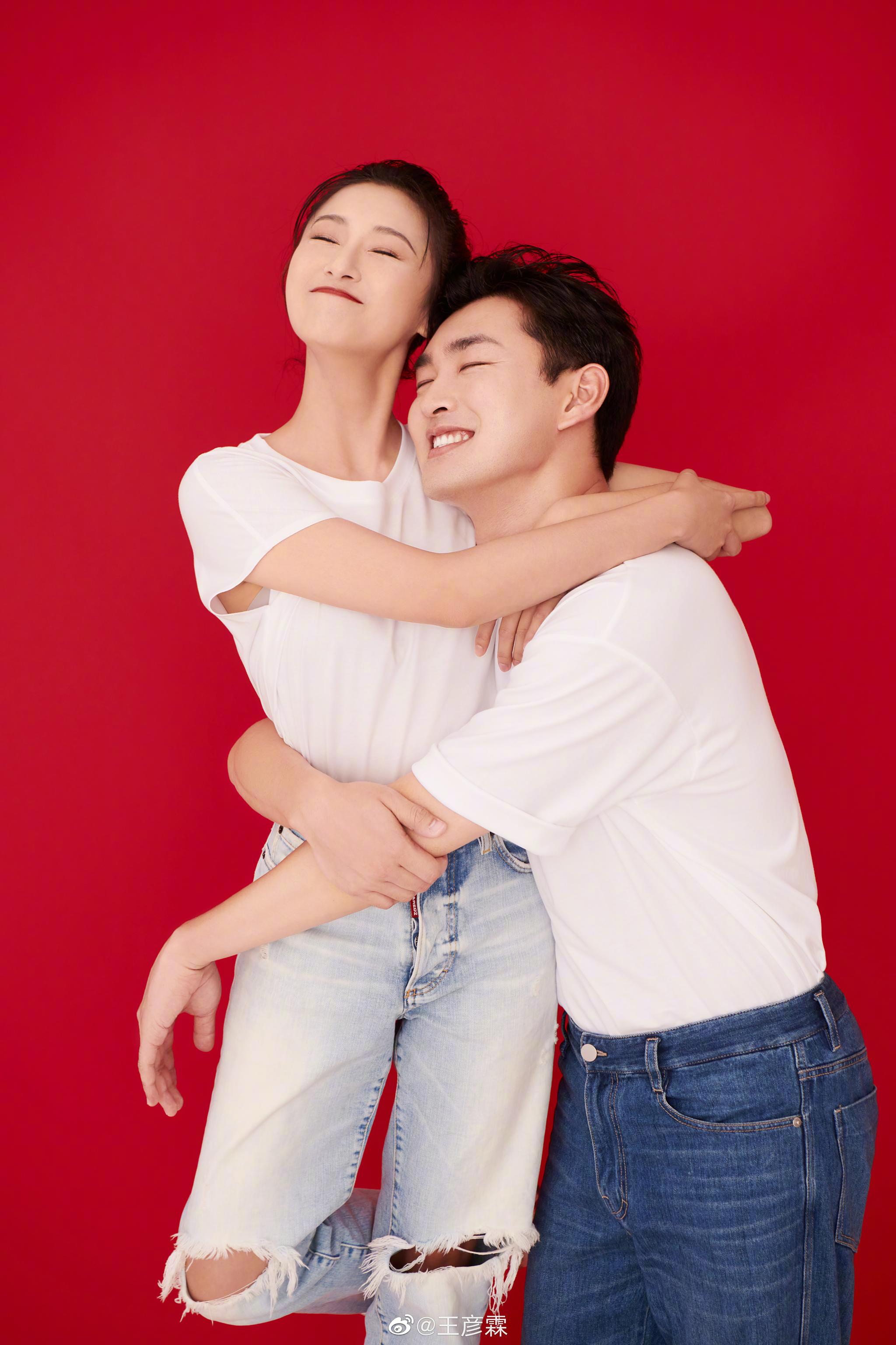 王彦霖艾佳妮婚后首次公开亮相甜蜜挽手十分恩爱