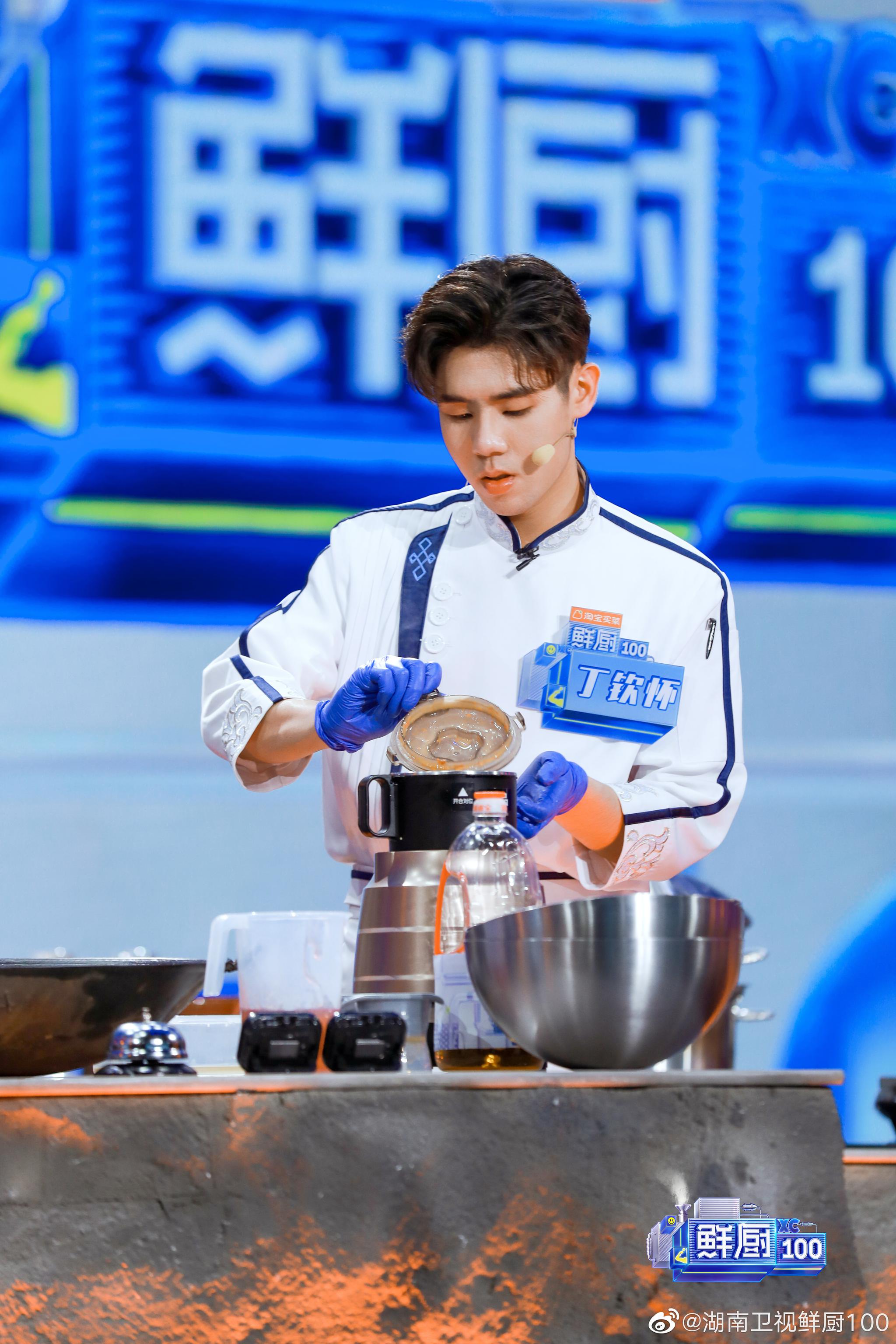 温文尔雅又特别努力的@钦怀qinhuai 今晚十点《鲜厨100》见!