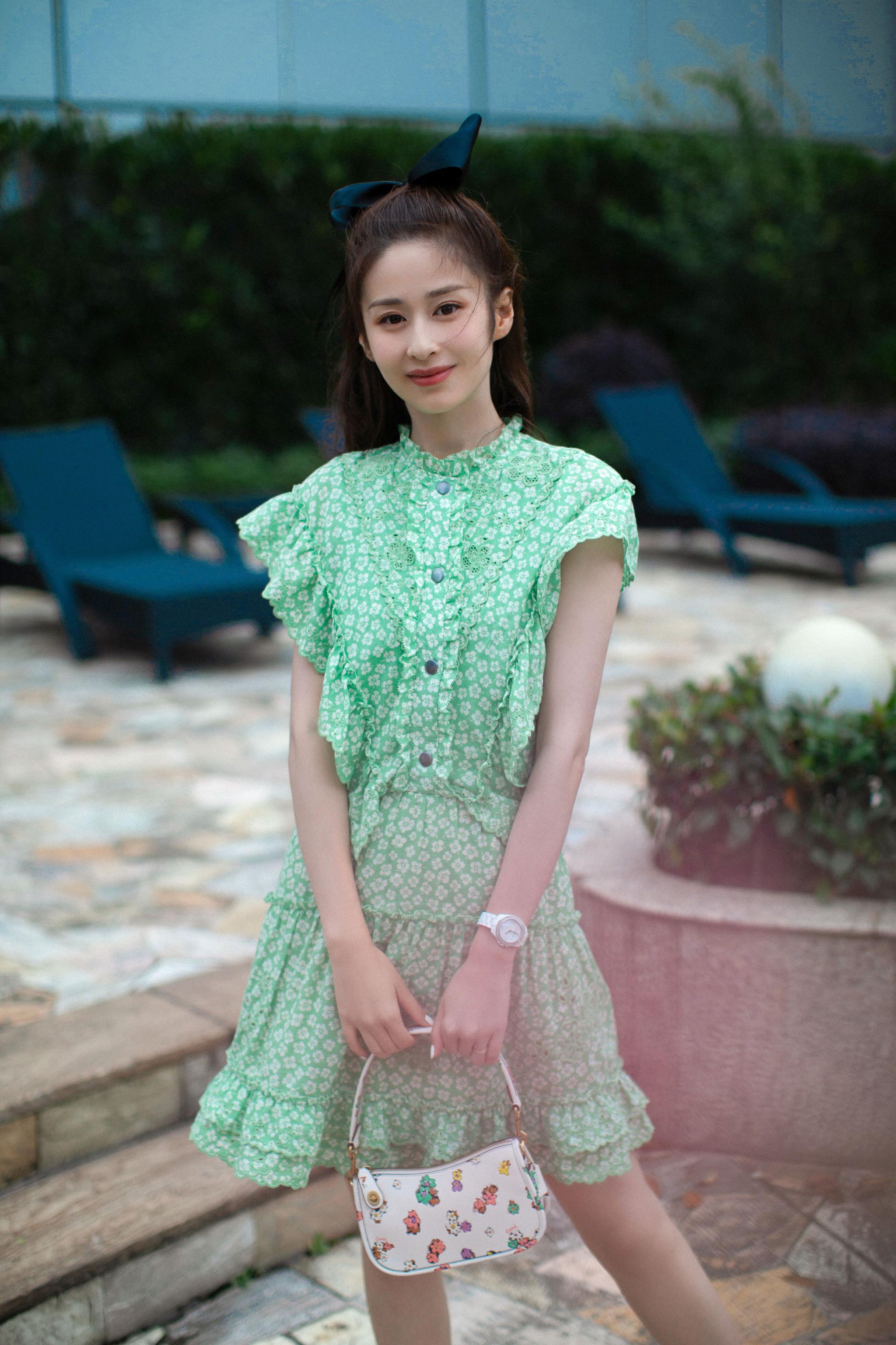 沈梦辰靠身高拯救,颖儿靠甜美消化!女明星也hold不住这些碎花裙