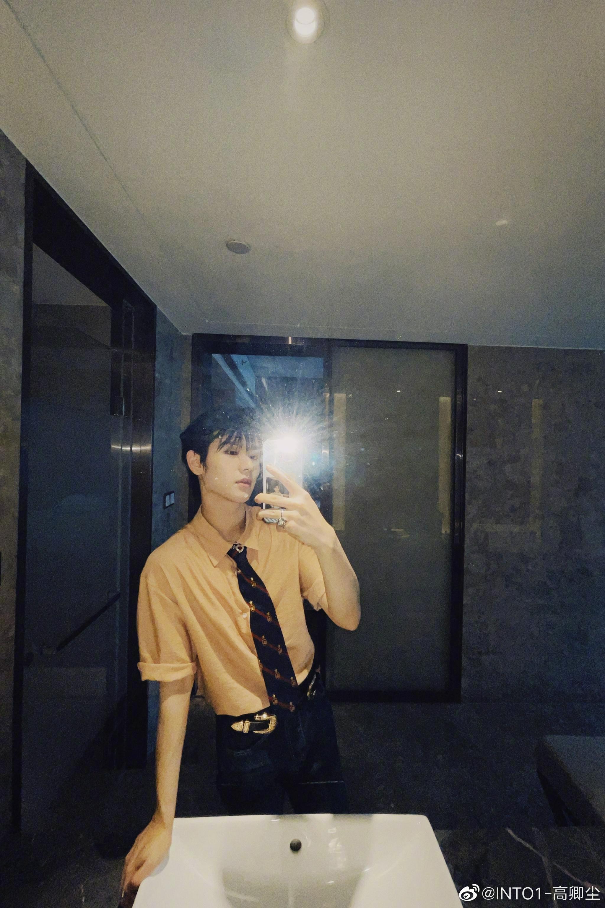 高卿尘拉着刘宇对镜自拍帅哥站一起好养眼