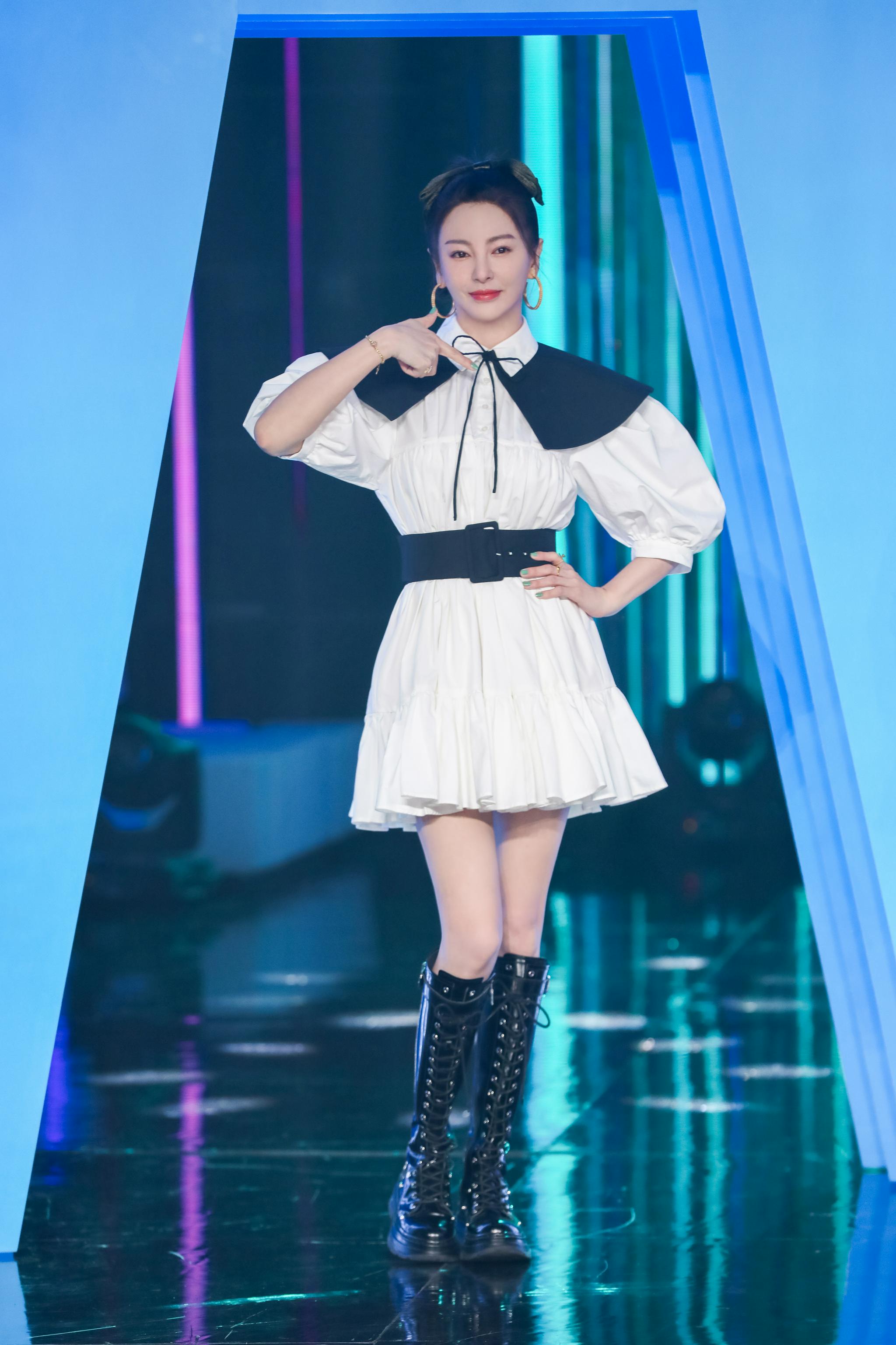 张雨绮主持快本挺拼都俩娃妈了还穿泡泡裙出镜打扮似少女