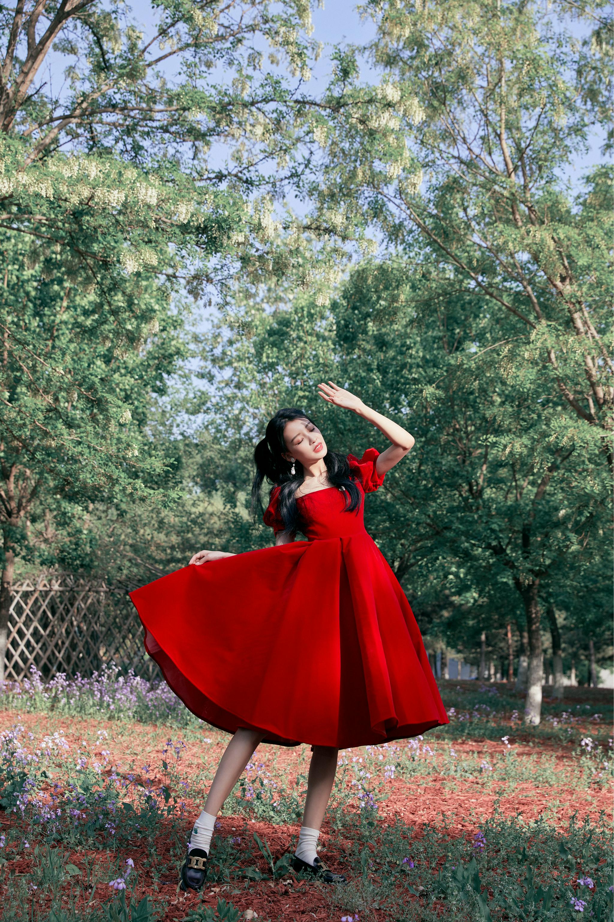 孙怡身穿红色玫瑰公主裙手拿鲜花气质甜美