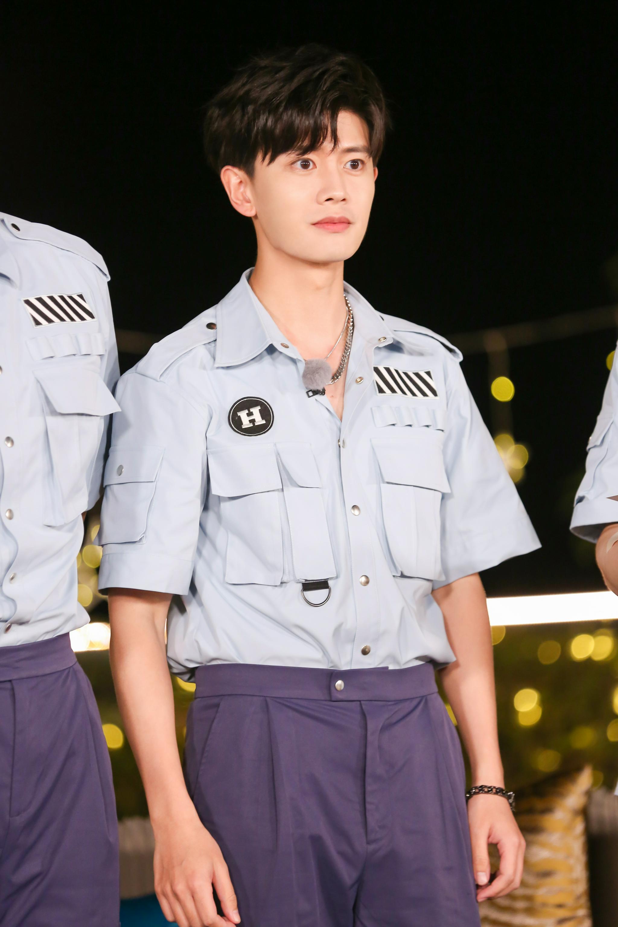 任嘉伦嗨放派剧照 亮片西装好绝!__财经头条