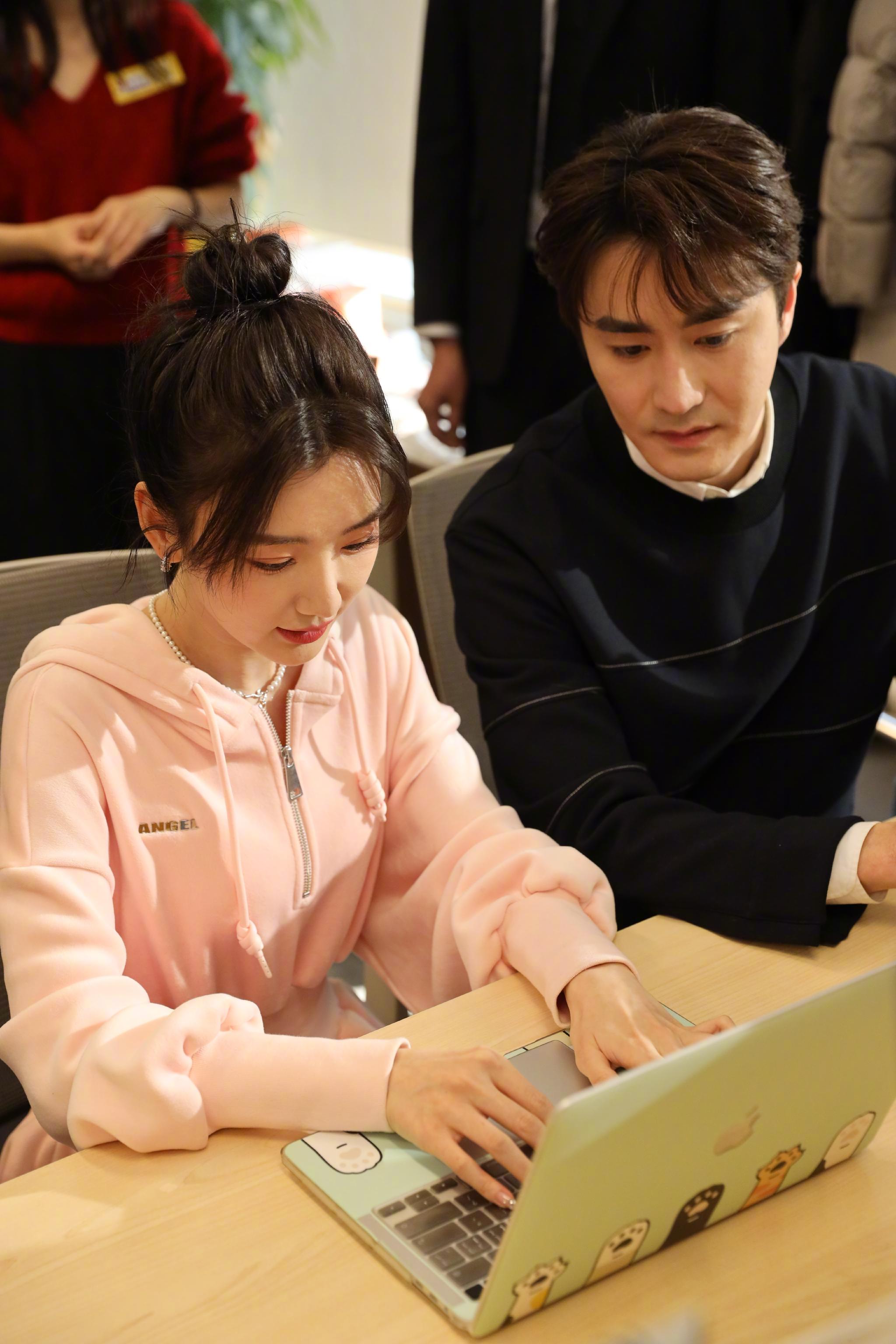 电影以年为单位的恋爱主演毛晓彤杨玏现身新浪扫楼