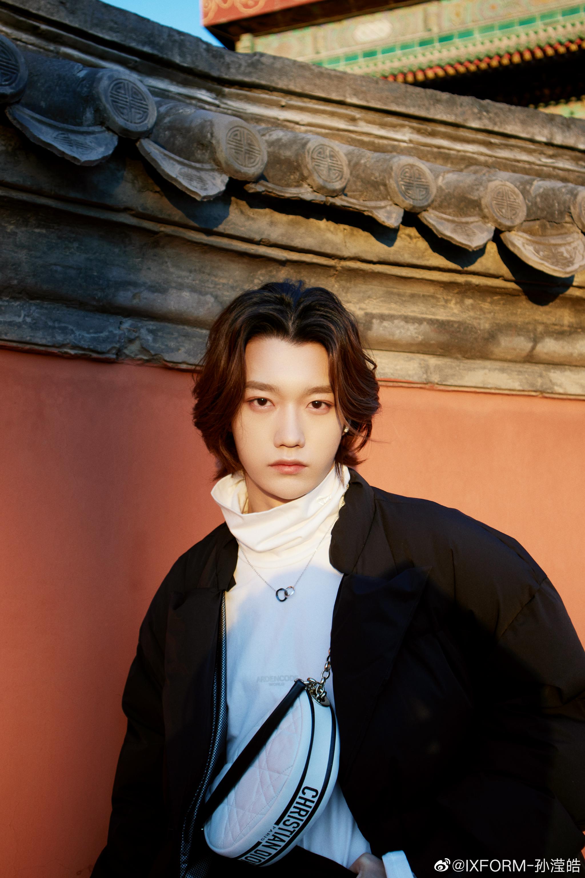 孙滢皓更新一组写真京城的烟火气春风徐来