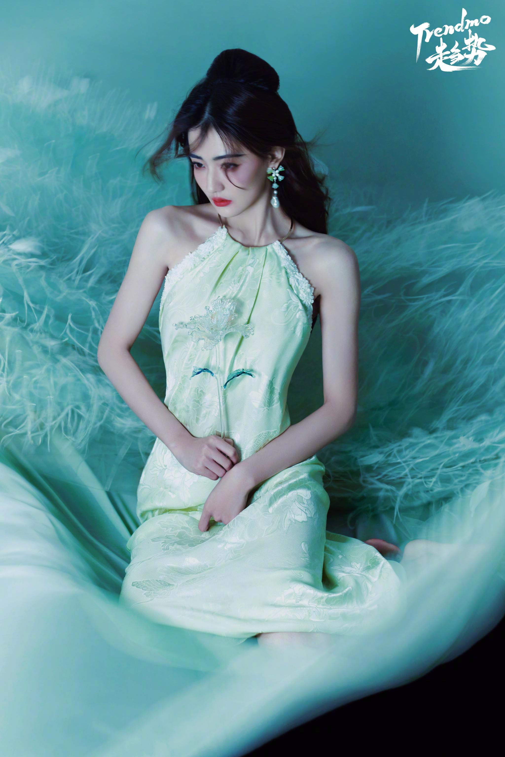 徐璐trendmo趋势新刊大片红裙明艳动人