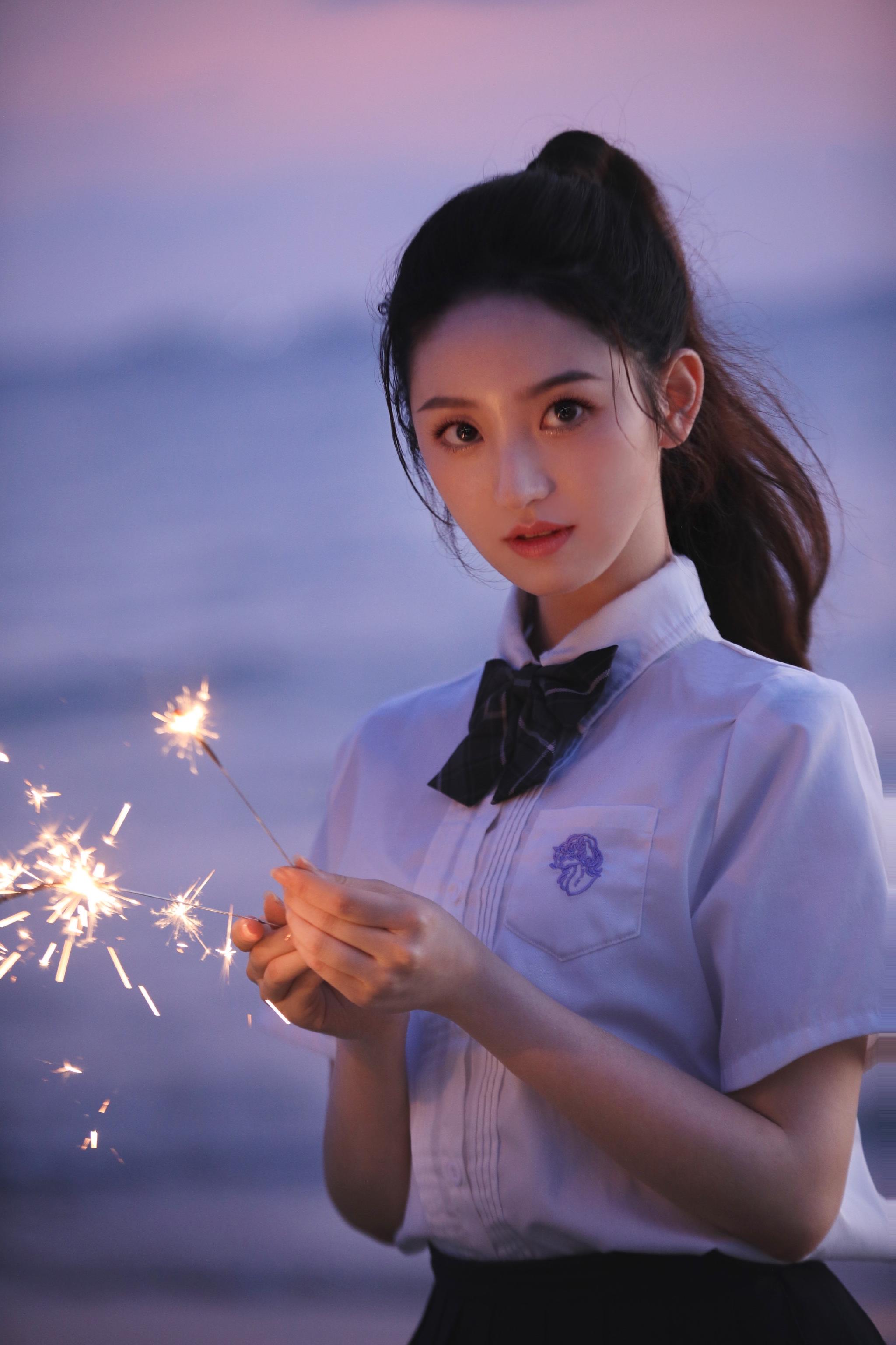 没想到"砂纸女孩"@严尚嘉 也有这么温柔的一面,手拿烟花……__财经