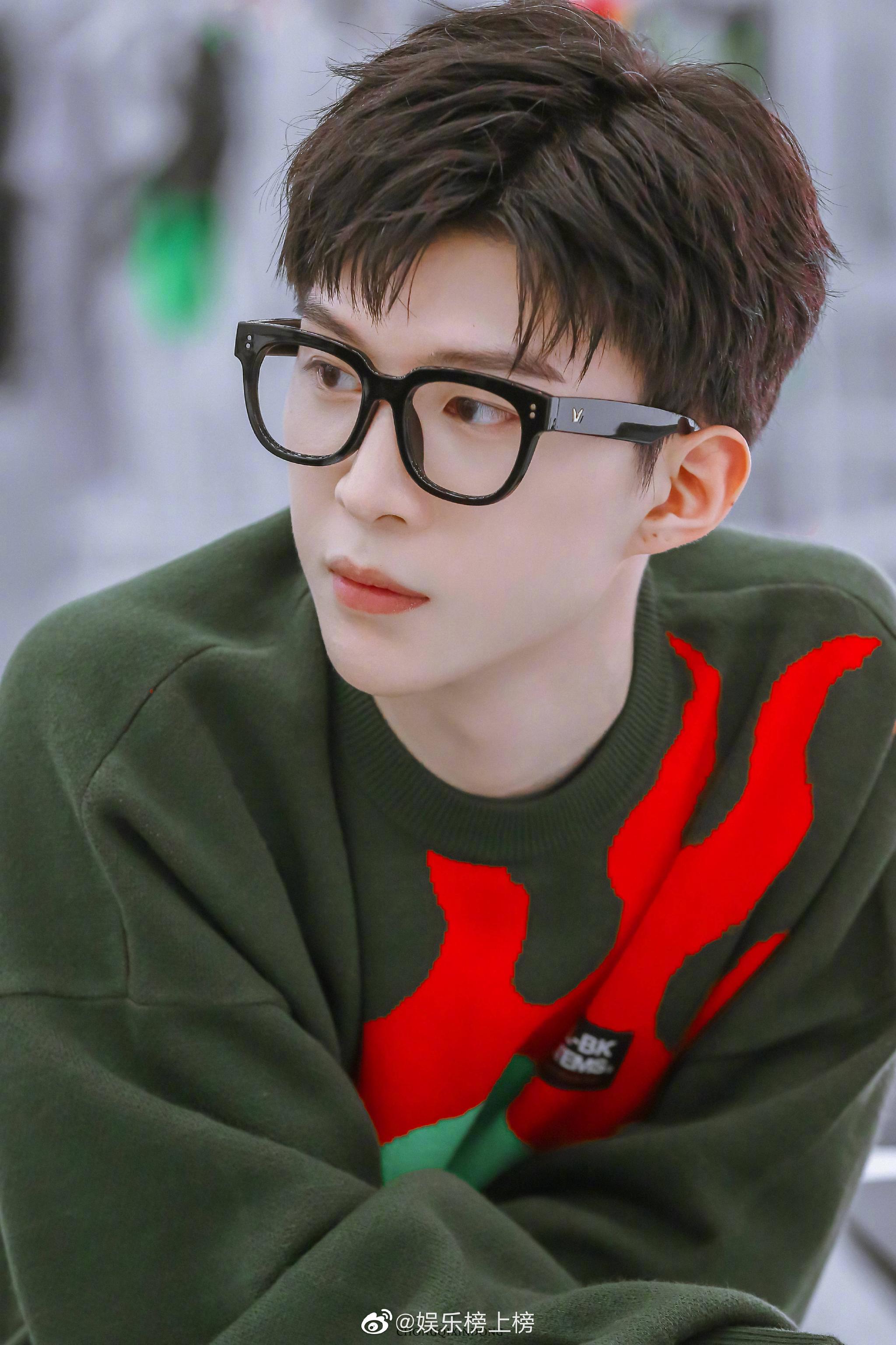 论范丞丞有多喜欢黑框眼镜