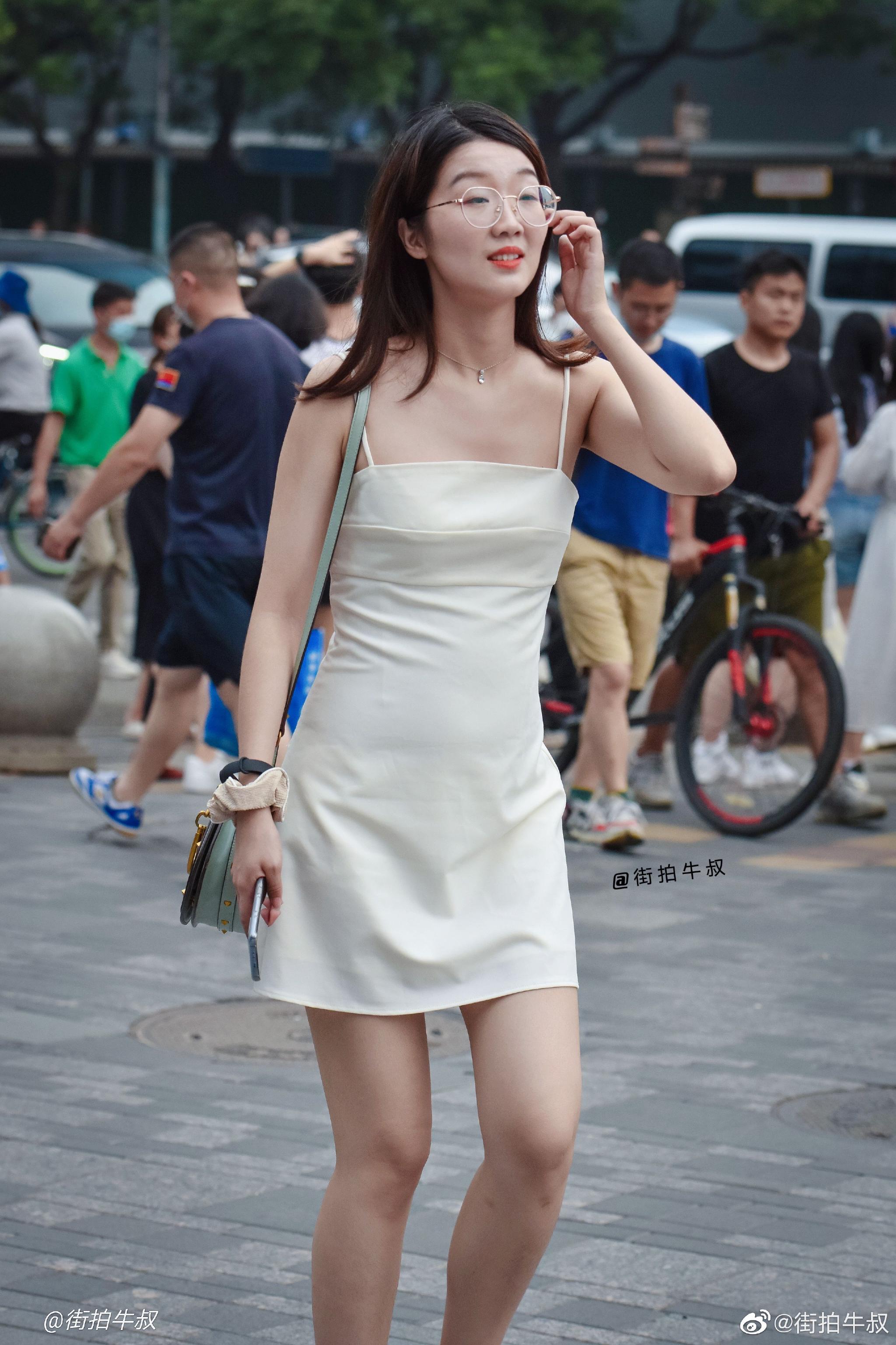 很显气质的白色吊带裙