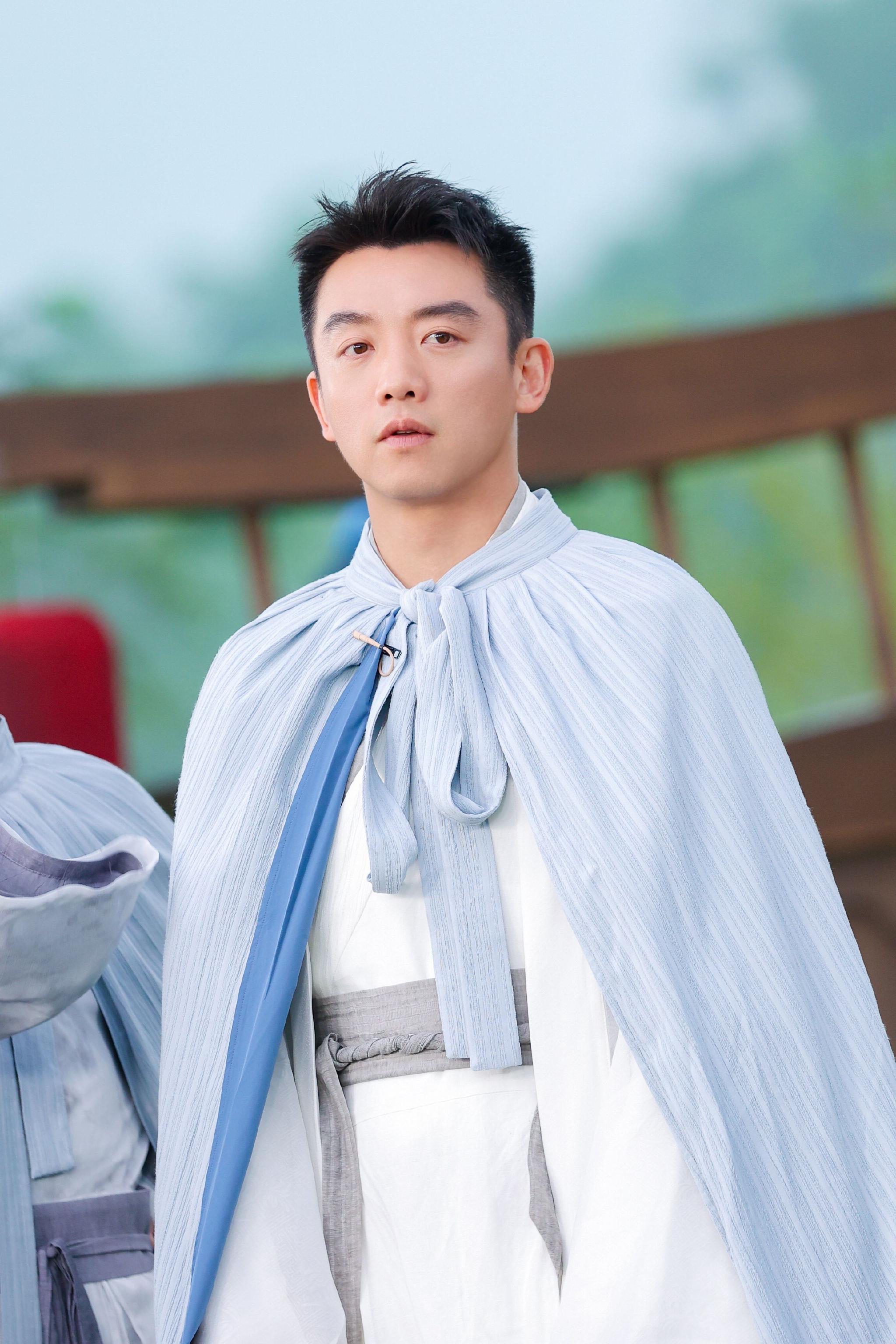 白衣少侠仗剑天涯,快意恩仇气度不凡,油纸伞下,醉卧心间……__财经