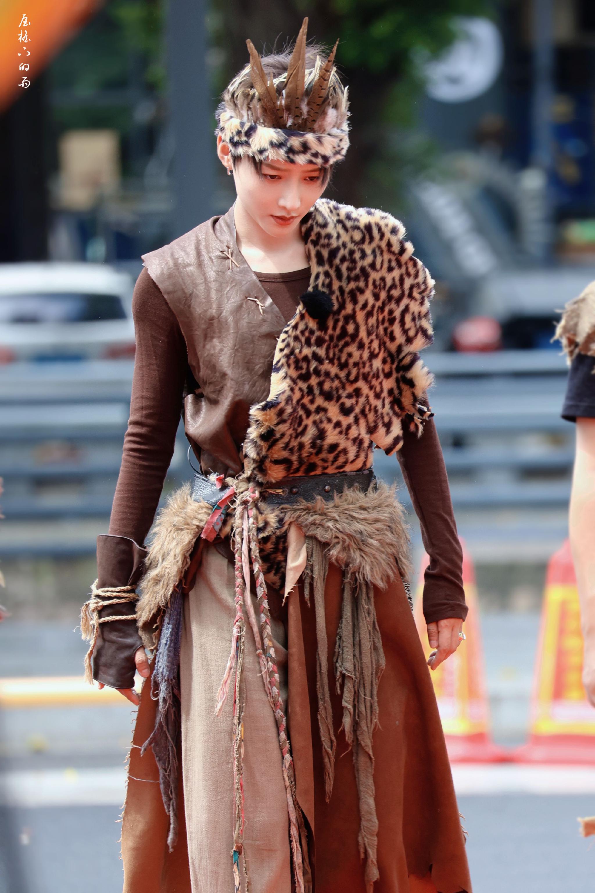 刘雨昕录制综艺转场饭拍古装蓝衣造型vs原始部落公主