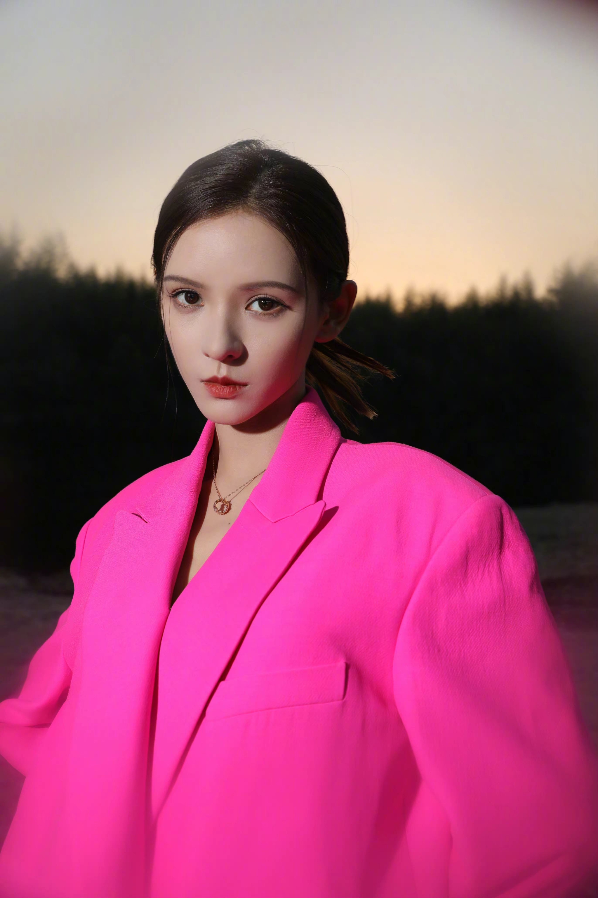 张予曦分享落日下粉色西装造型大片最近这个火龙果色真的好火