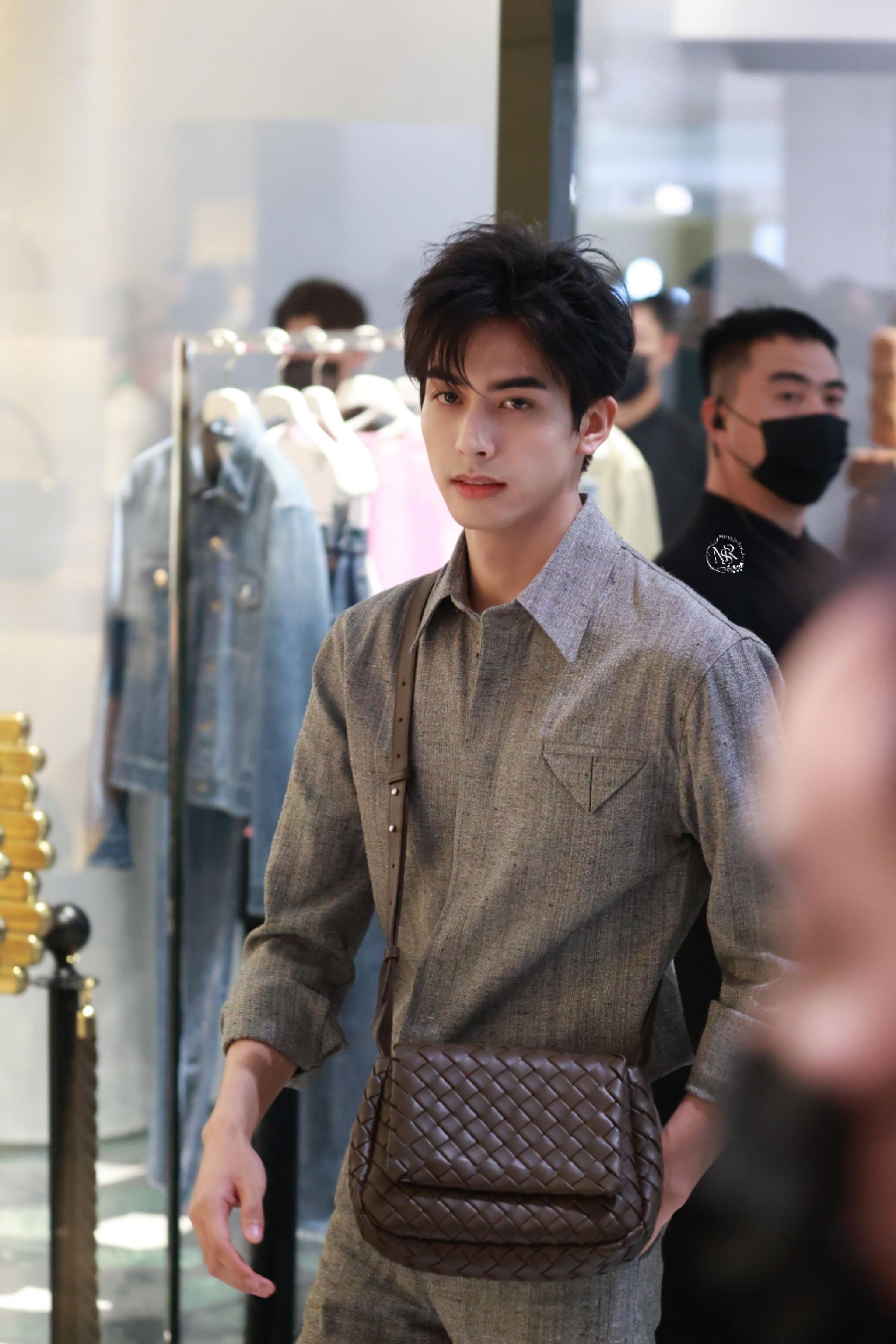 宋威龙今日线下活动路透9615 灰色套装造型……_高清图集_新浪网