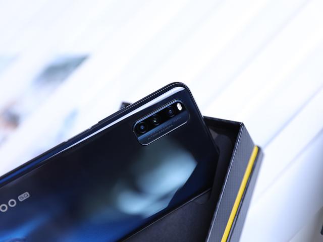 但是iqoo z1的摄像头真是让我感动了,它4800万的高清像素能真实还原每