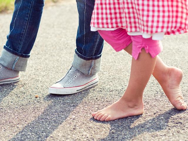 最后,要注意及时的纠正孩子的走路姿势.