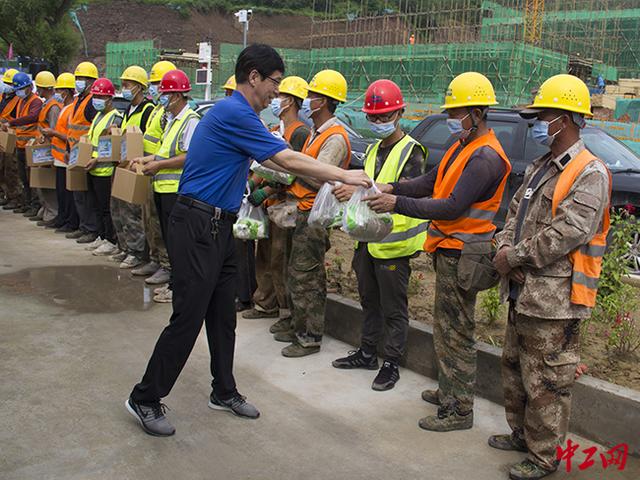 承德市双桥区总工会慰问建设项目施工工地一线农民工