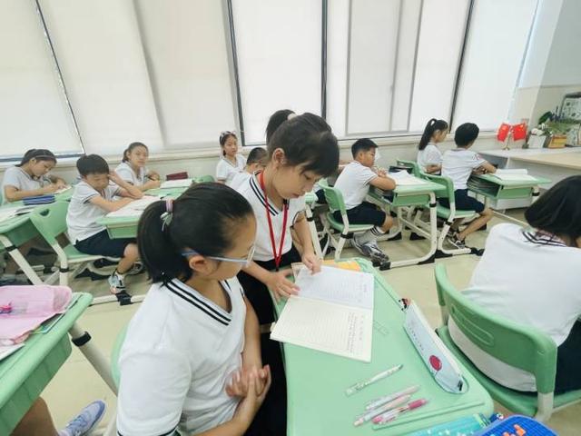 教师节，杭州这所小学的孩子们变身“小老师”，感觉喝水的时间都不够休闲区蓝鸢梦想 - Www.slyday.coM