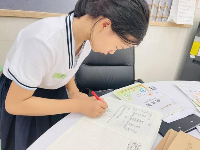 教师节，杭州这所小学的孩子们变身“小老师”，感觉喝水的时间都不够休闲区蓝鸢梦想 - Www.slyday.coM