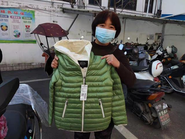 天寒人心暖 新华区为200个困难家庭发放爱心棉衣休闲区蓝鸢梦想 - Www.slyday.coM 天寒人心暖 新华区为200个困难家庭发放爱心棉衣休闲区蓝鸢梦想 - Www.slyday.coM